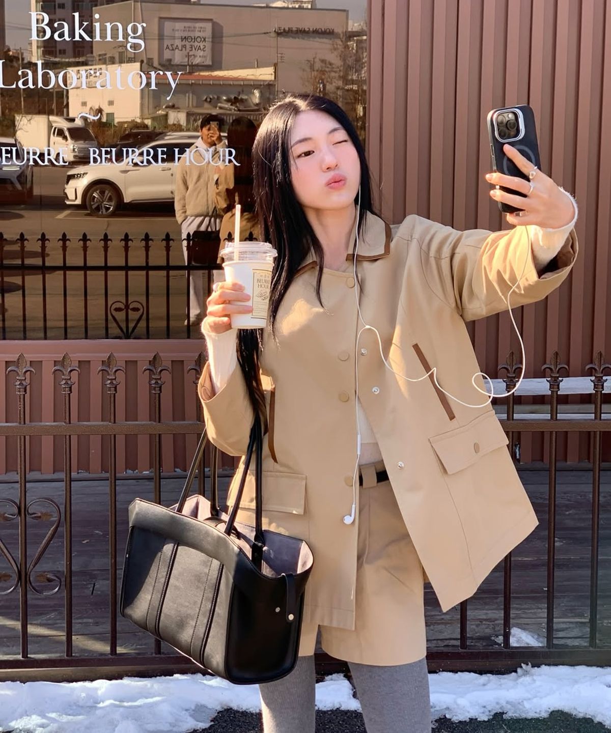 아위(AHWE) Leather Combo Half Trench_BEIGE