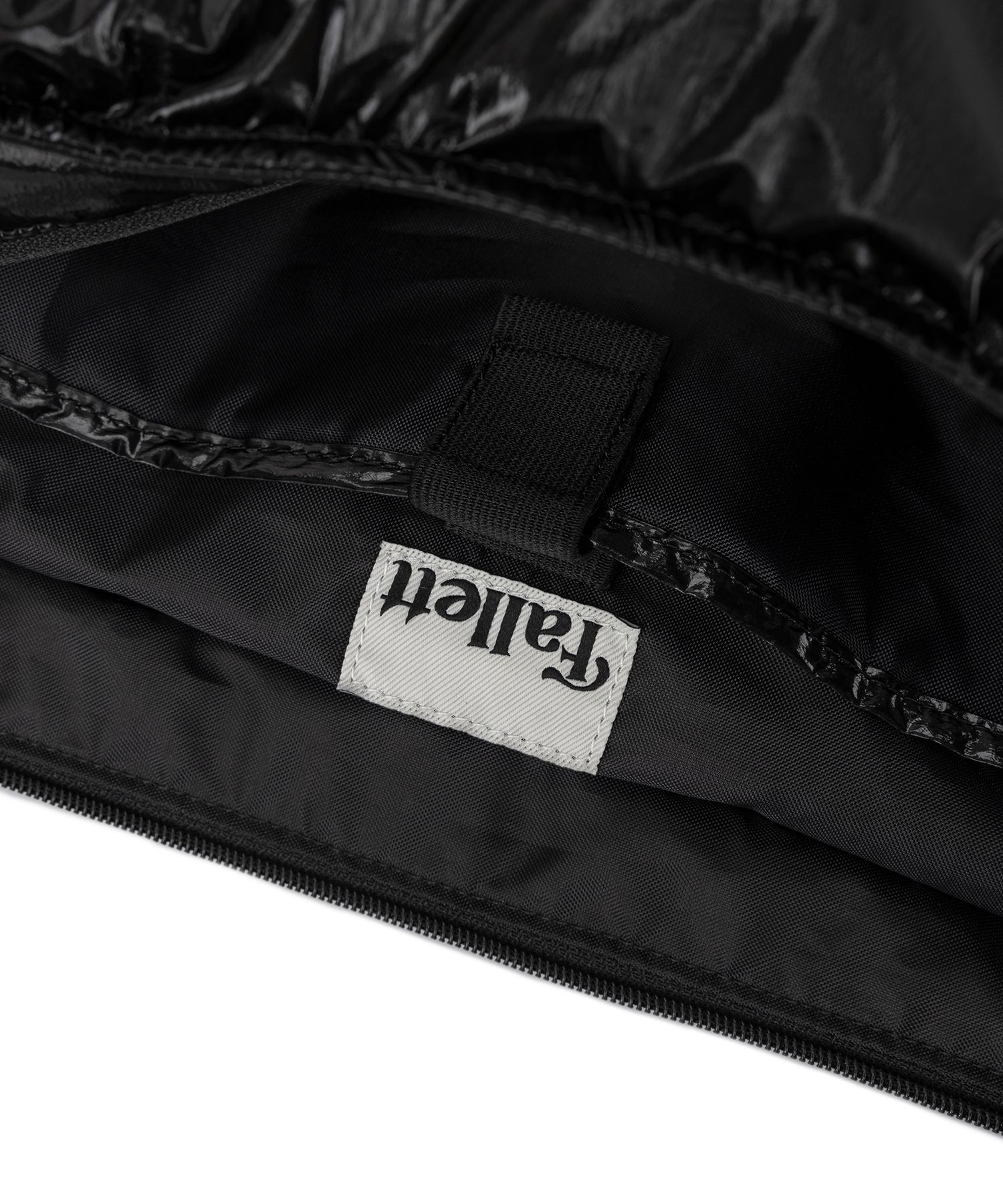 MUSINSA公式 | FALLETT Nero Badge Padded Bag Glossy Black