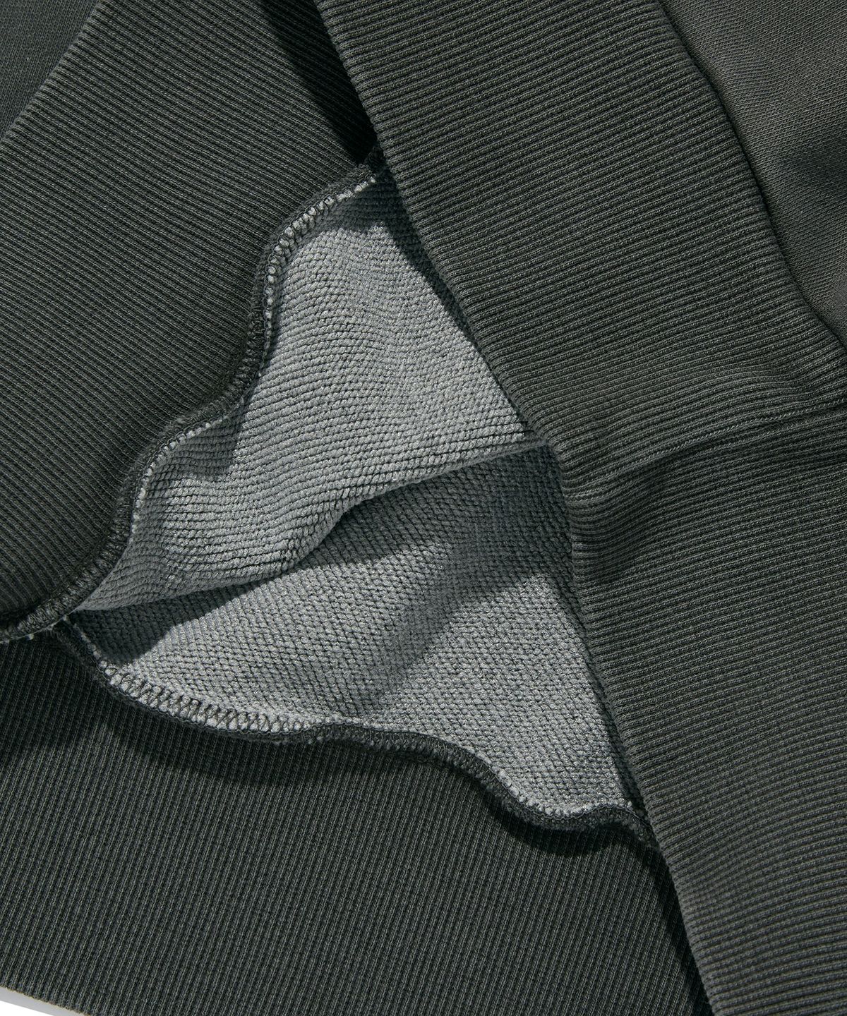 스웨이드(SUADE) FIRE SUADE CREWNECK [PIGMENT BLACK]