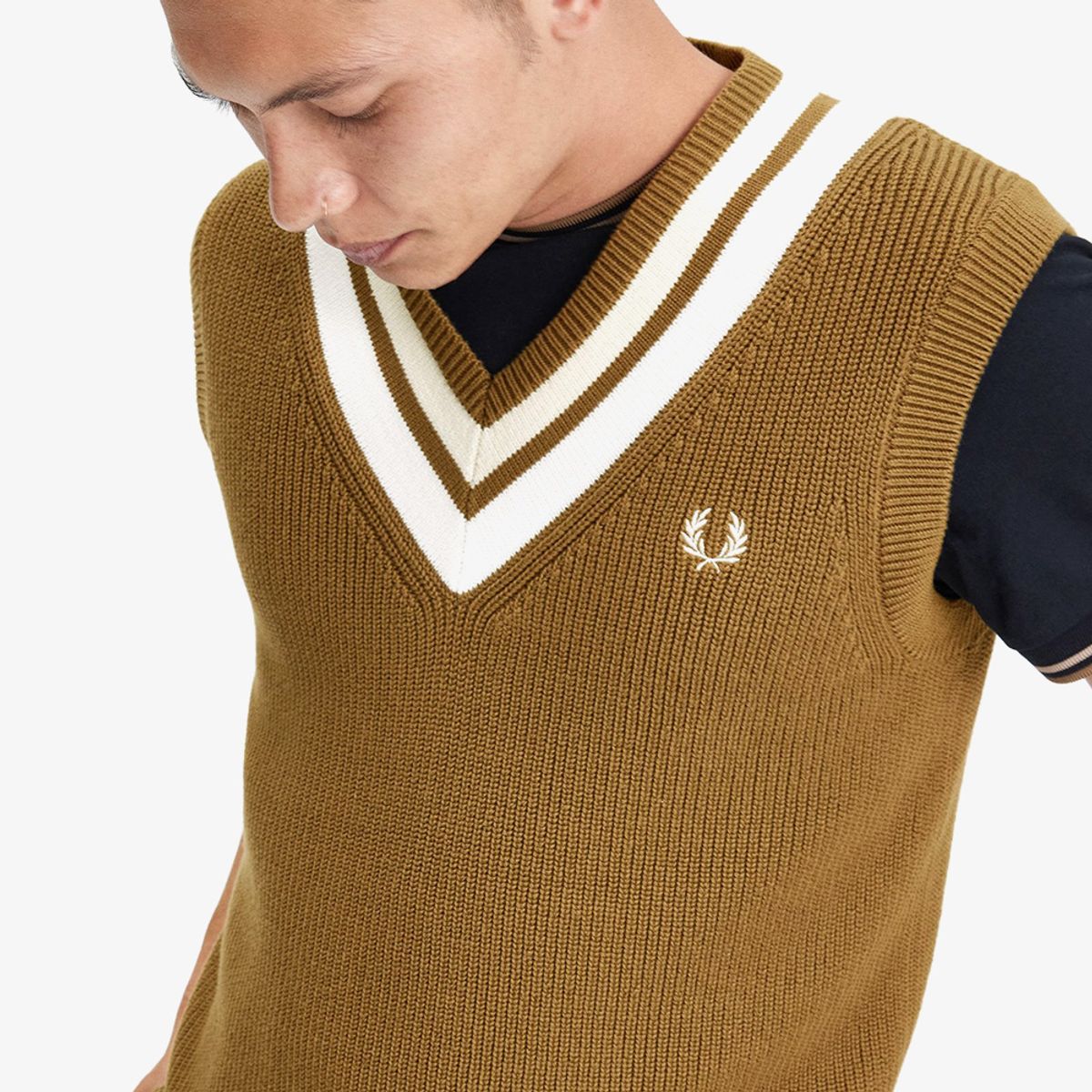 프레드페리(FRED PERRY) [Sharp] 스트라이프 트림 브이넥 베스트(P96) AFPM2416524-P96