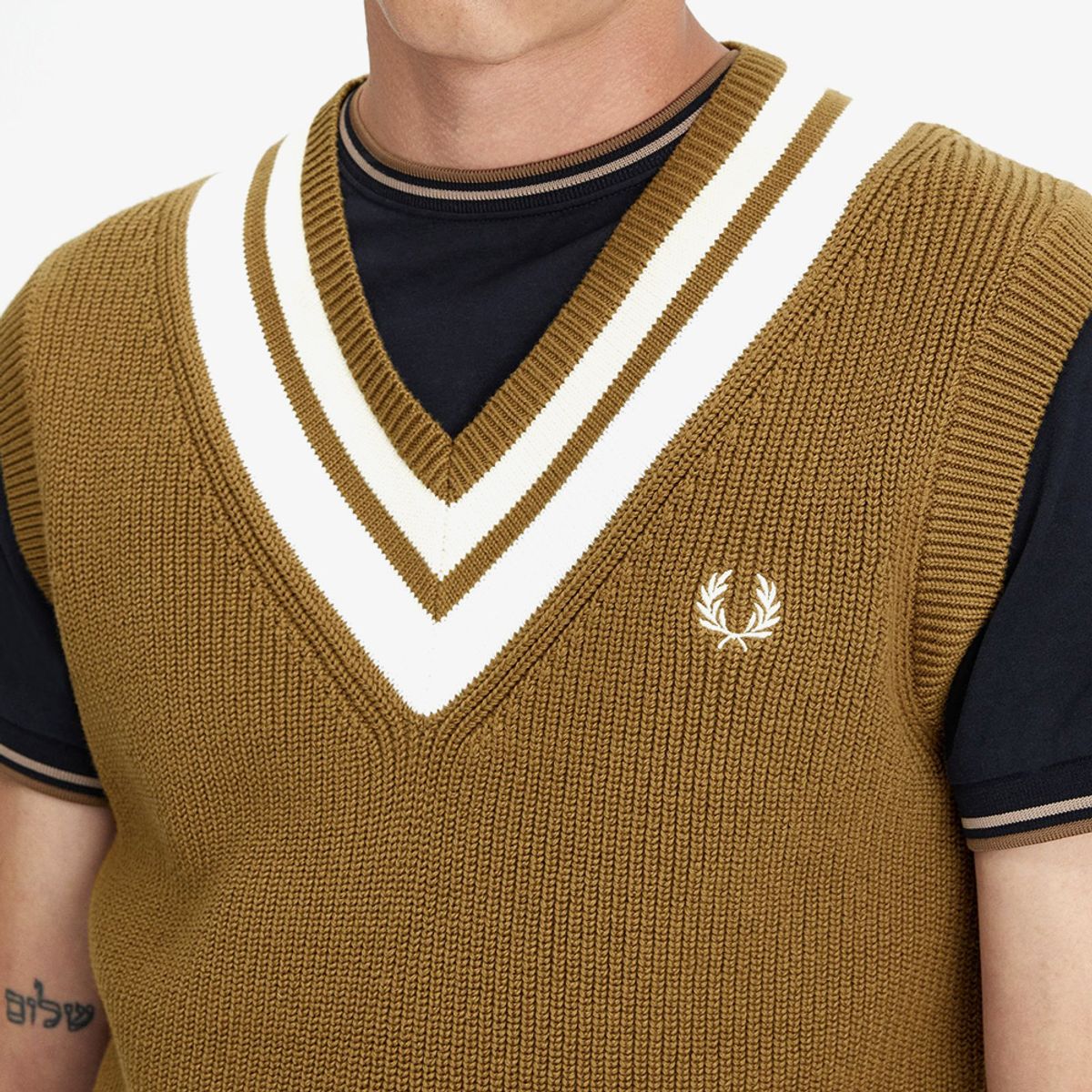 프레드페리(FRED PERRY) [Sharp] 스트라이프 트림 브이넥 베스트(P96) AFPM2416524-P96
