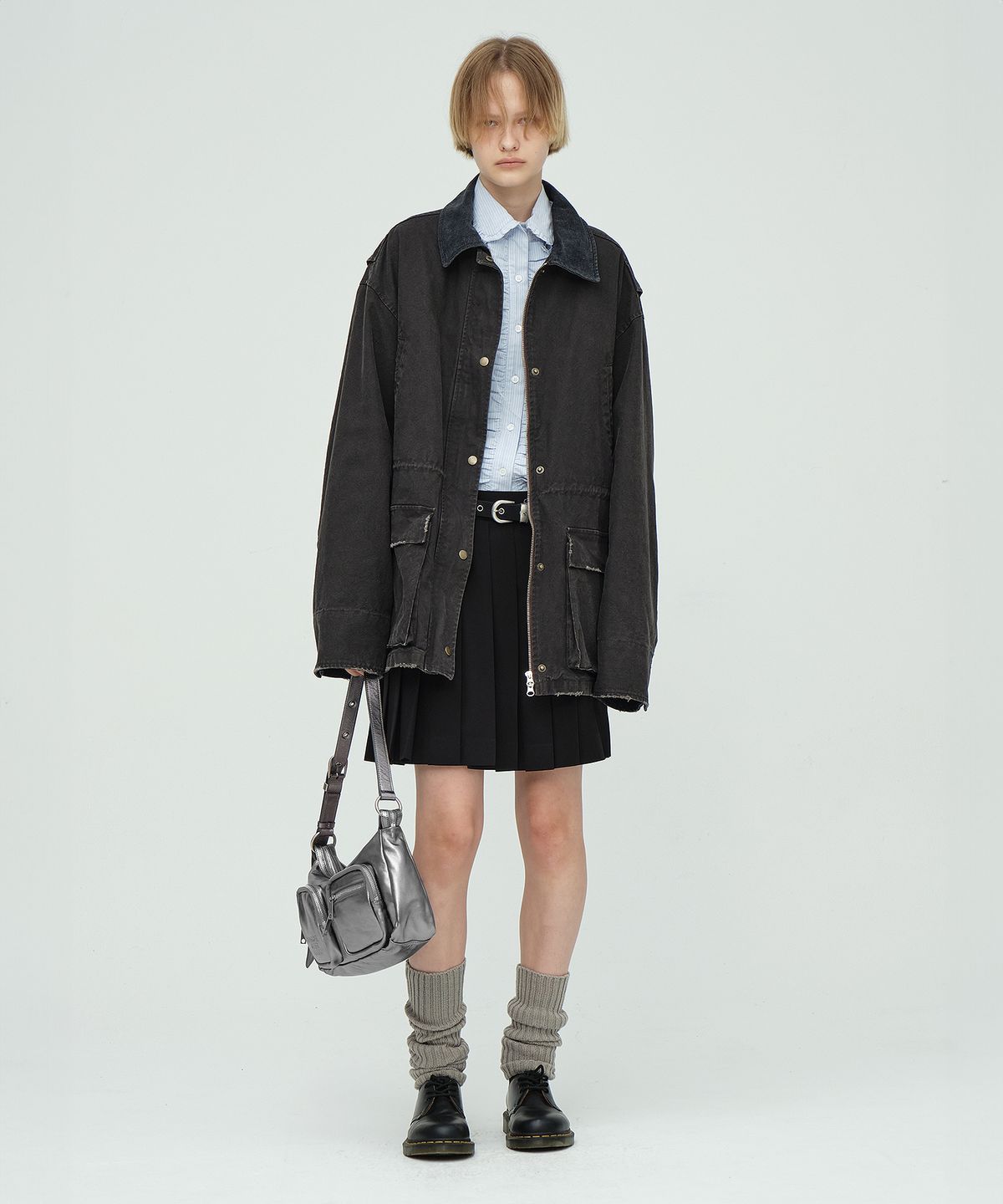 마지셔우드(MARGESHERWOOD) OUTPOCKET HOBO_metallic grey foiled plain