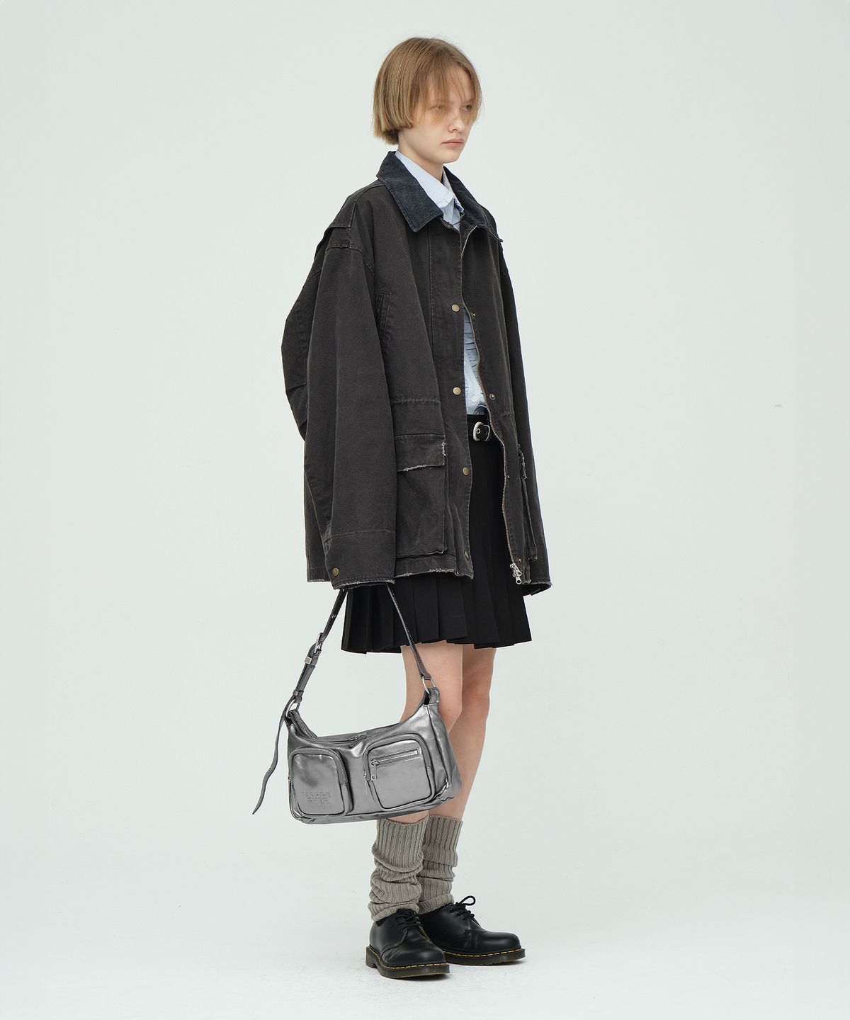 마지셔우드(MARGESHERWOOD) OUTPOCKET HOBO_metallic grey foiled plain