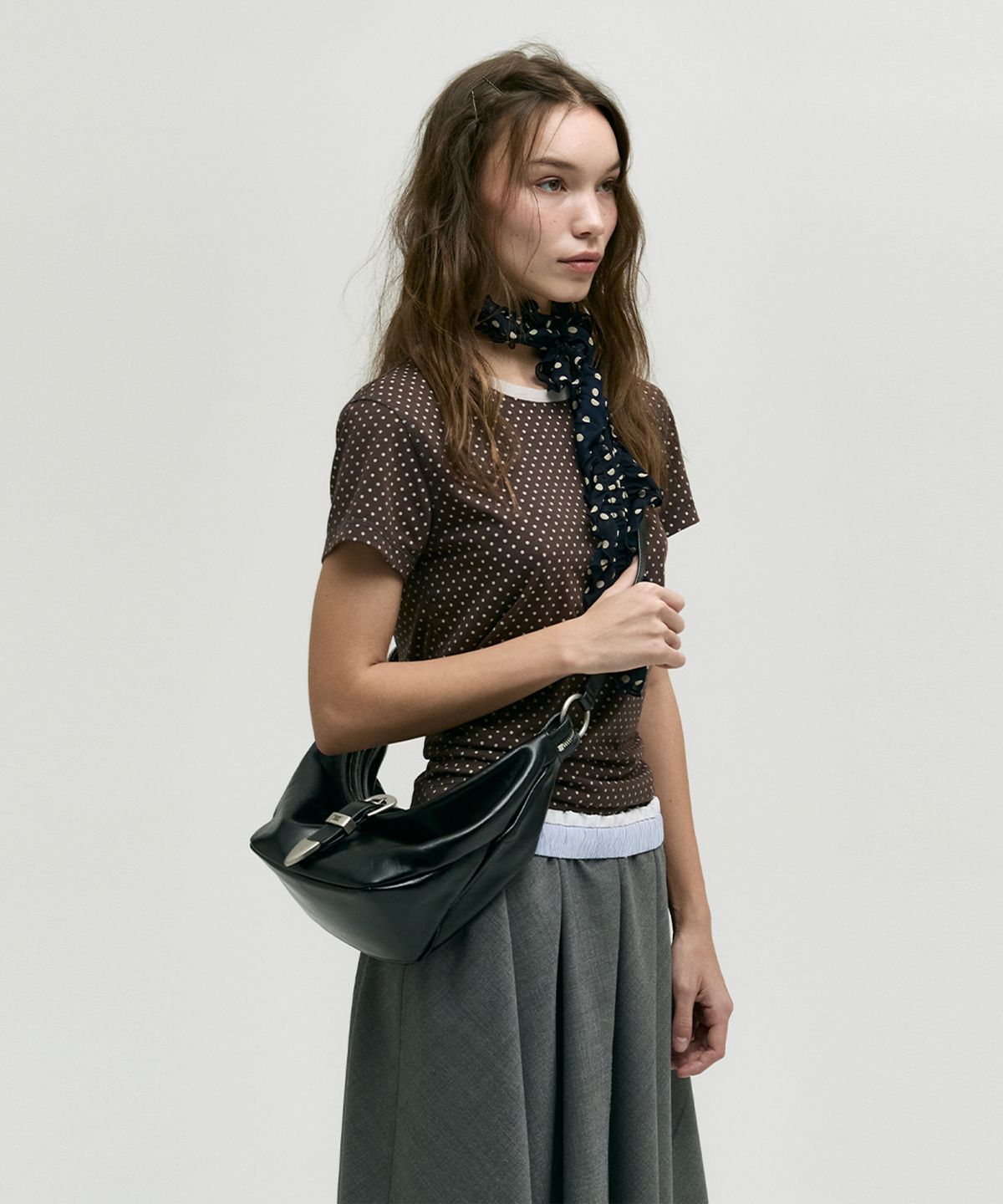 마지셔우드(MARGESHERWOOD) BELTED HOBO MEDIUM_black glossy plain