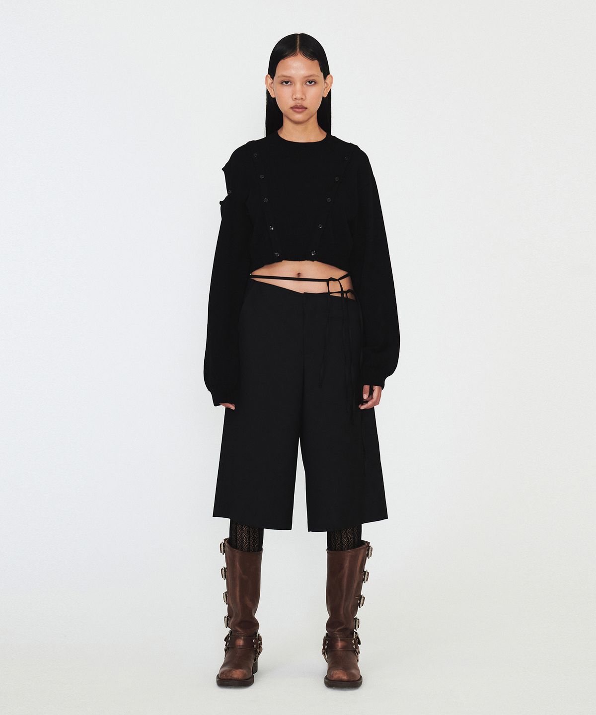 다이애그널(DIAGONAL) CROP BUTTON KNIT TOP (black)