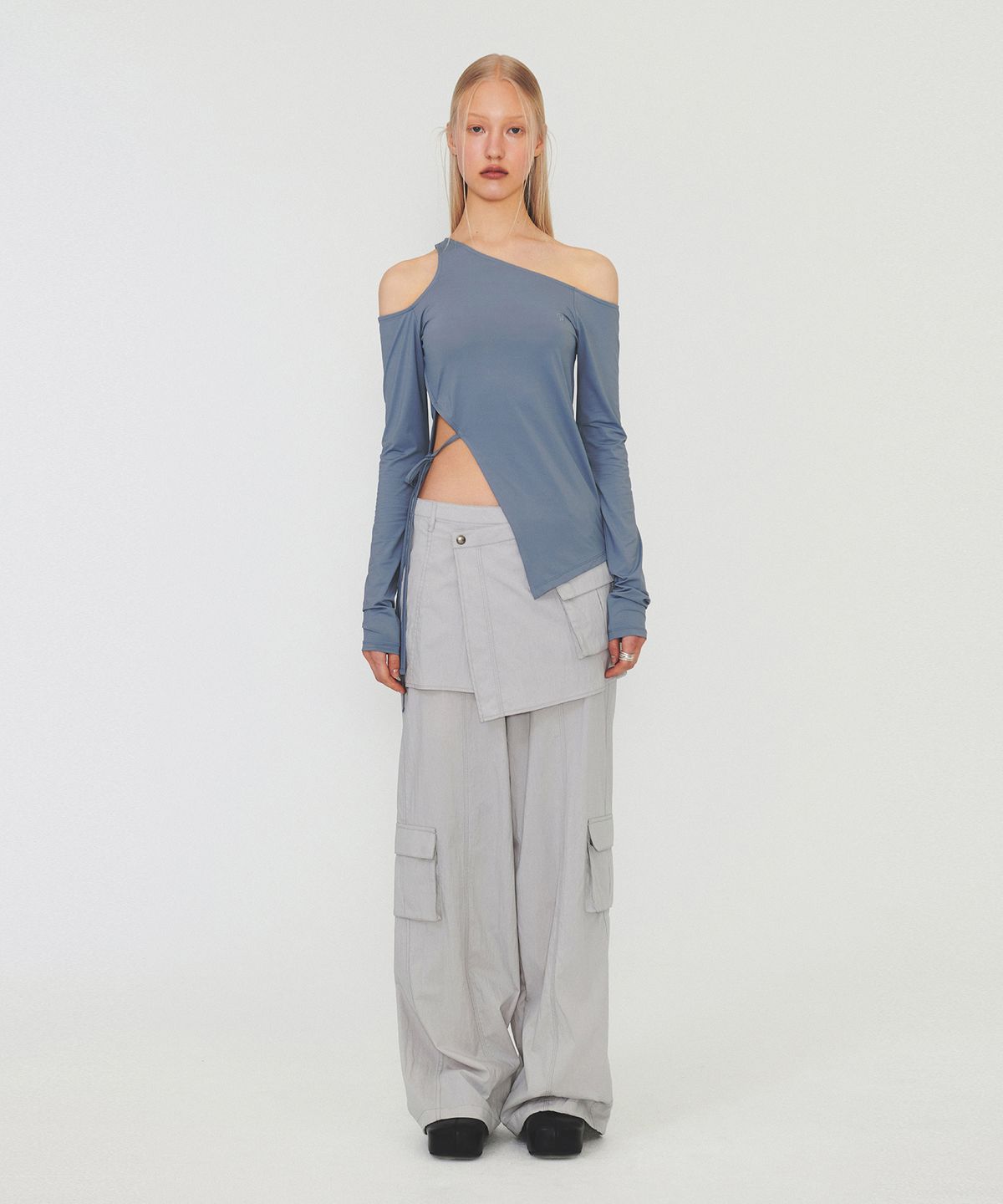 다이애그널(DIAGONAL) UNBALANCE SLIT TOP (blue grey)