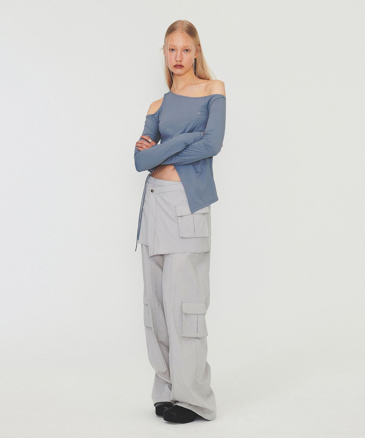 다이애그널(DIAGONAL) UNBALANCE SLIT TOP (blue grey)