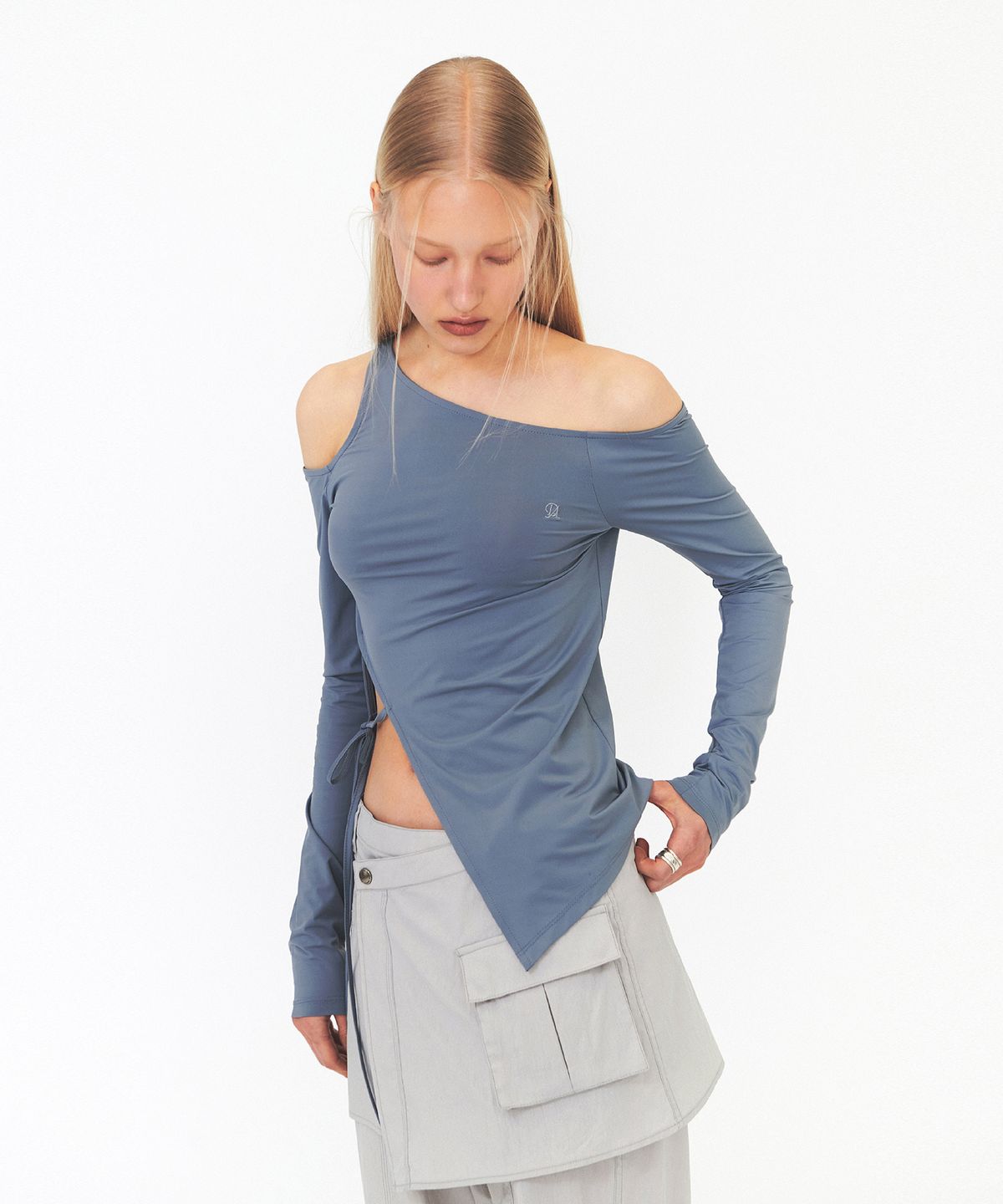 다이애그널(DIAGONAL) UNBALANCE SLIT TOP (blue grey)