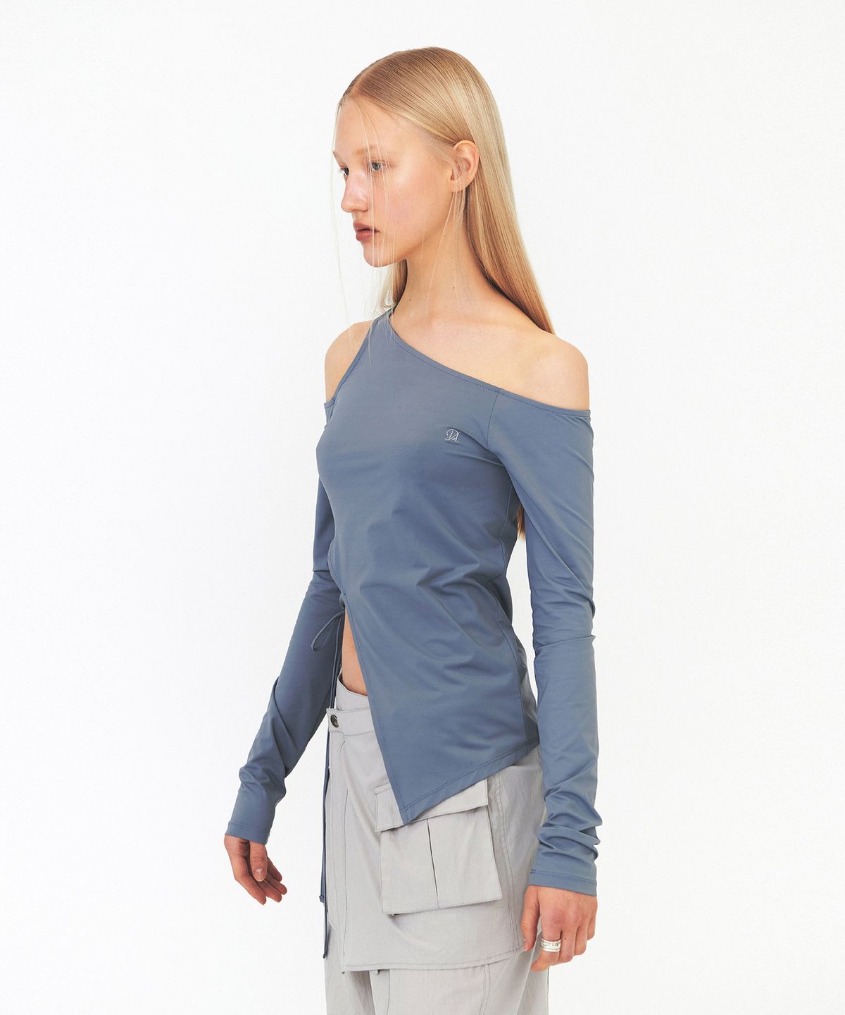 다이애그널(DIAGONAL) UNBALANCE SLIT TOP (blue grey)