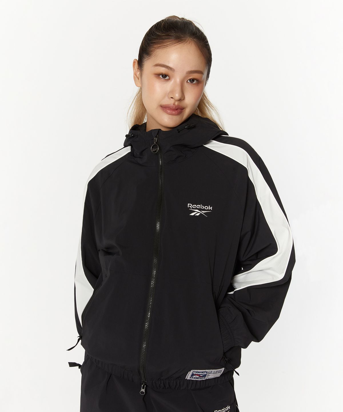 리복(REEBOK) 스트레치 후드 윈드 브레이커 - 블랙