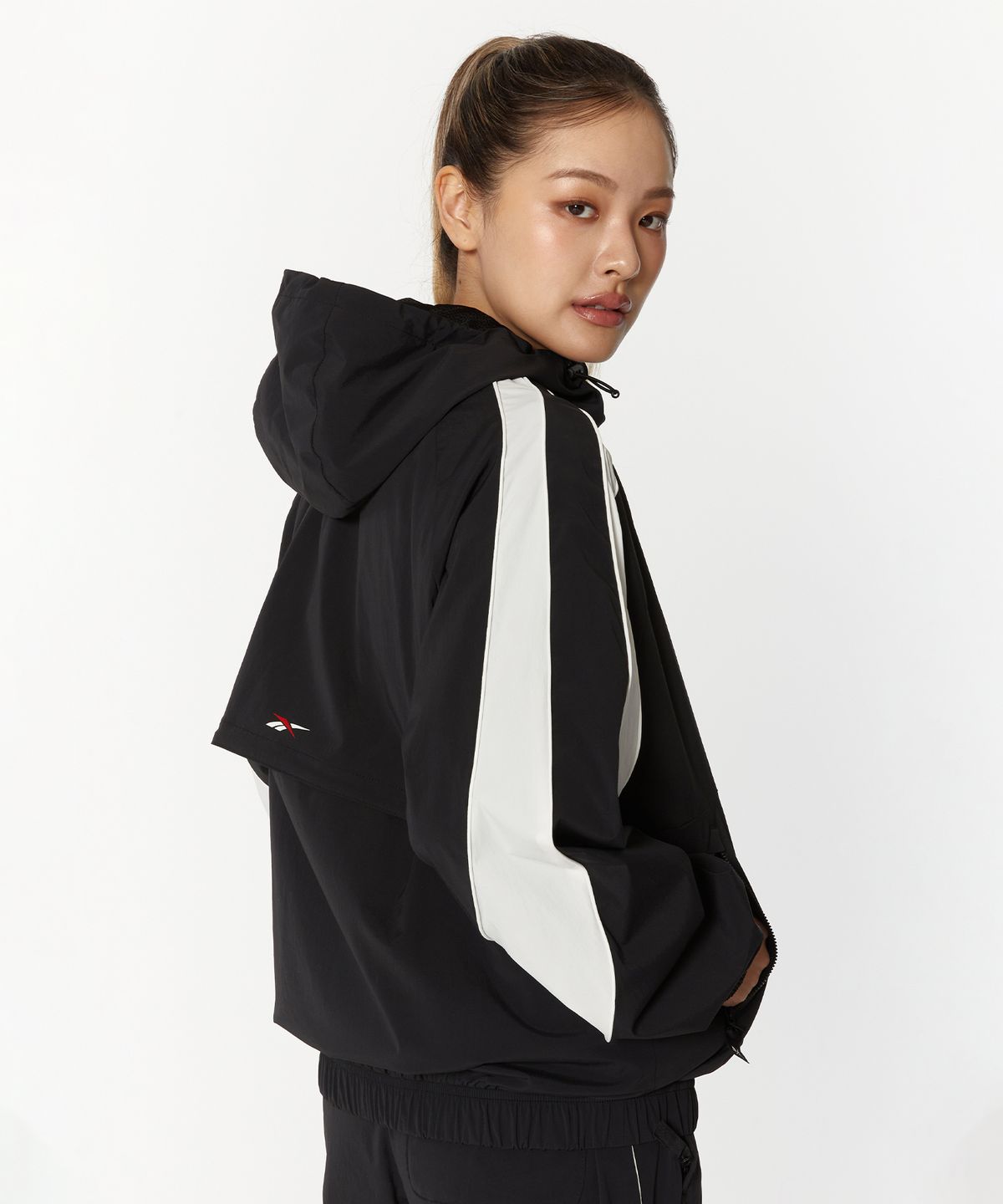 리복(REEBOK) 스트레치 후드 윈드 브레이커 - 블랙