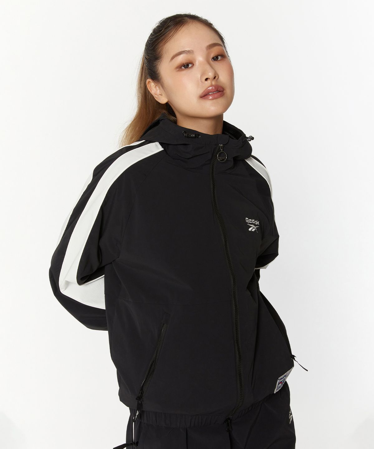 리복(REEBOK) 스트레치 후드 윈드 브레이커 - 블랙