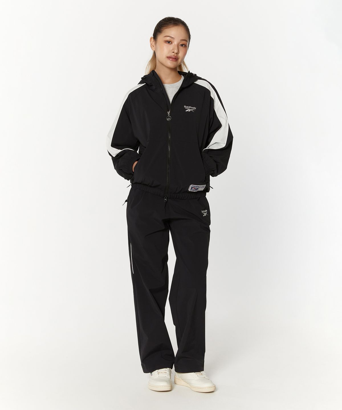 리복(REEBOK) 스트레치 후드 윈드 브레이커 - 블랙