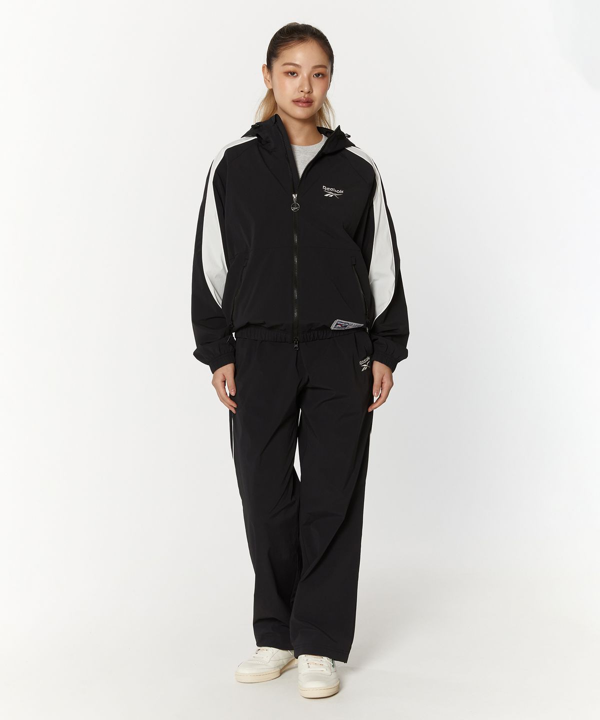 리복(REEBOK) 스트레치 후드 윈드 브레이커 - 블랙