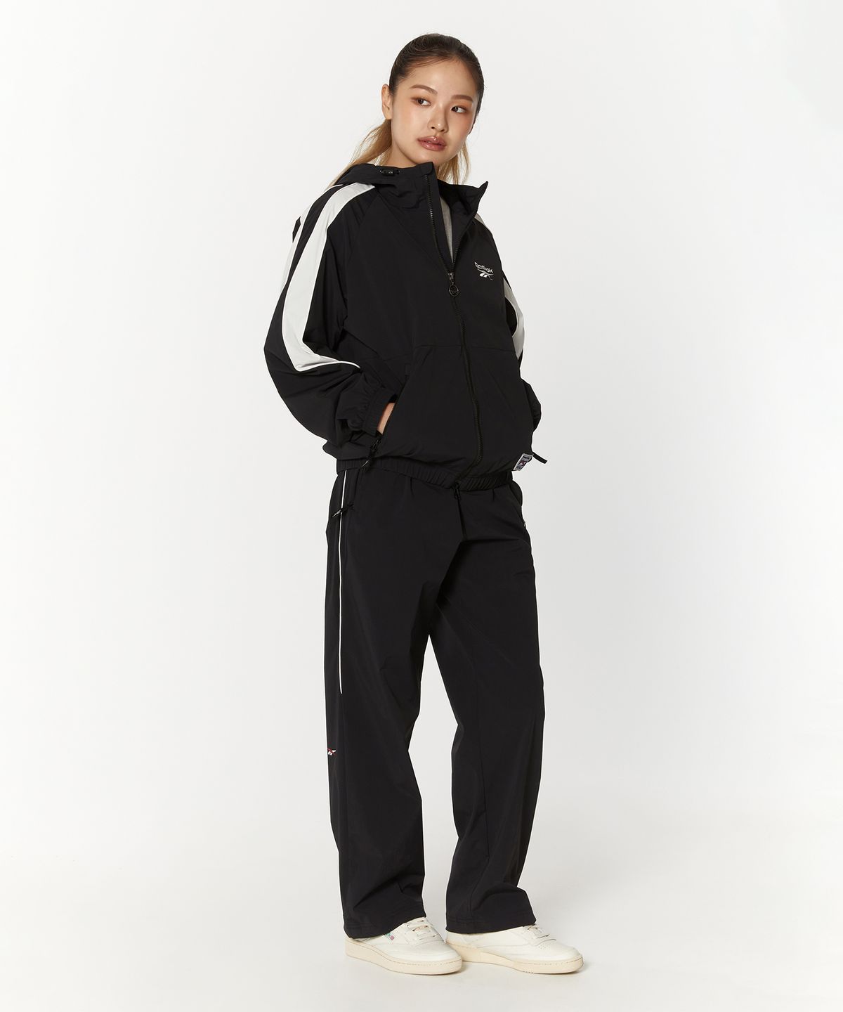리복(REEBOK) 스트레치 후드 윈드 브레이커 - 블랙