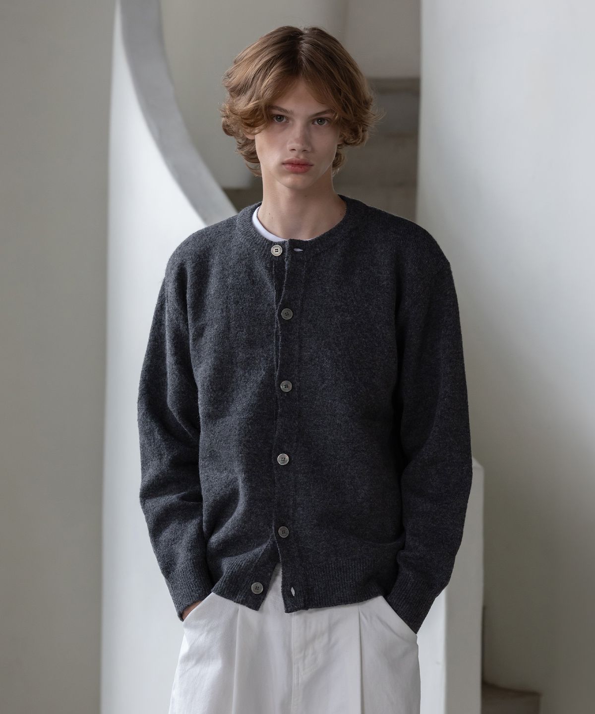 데꼬로소(DECOROSO) 컴포트 라운드넥 가디건 [차콜]