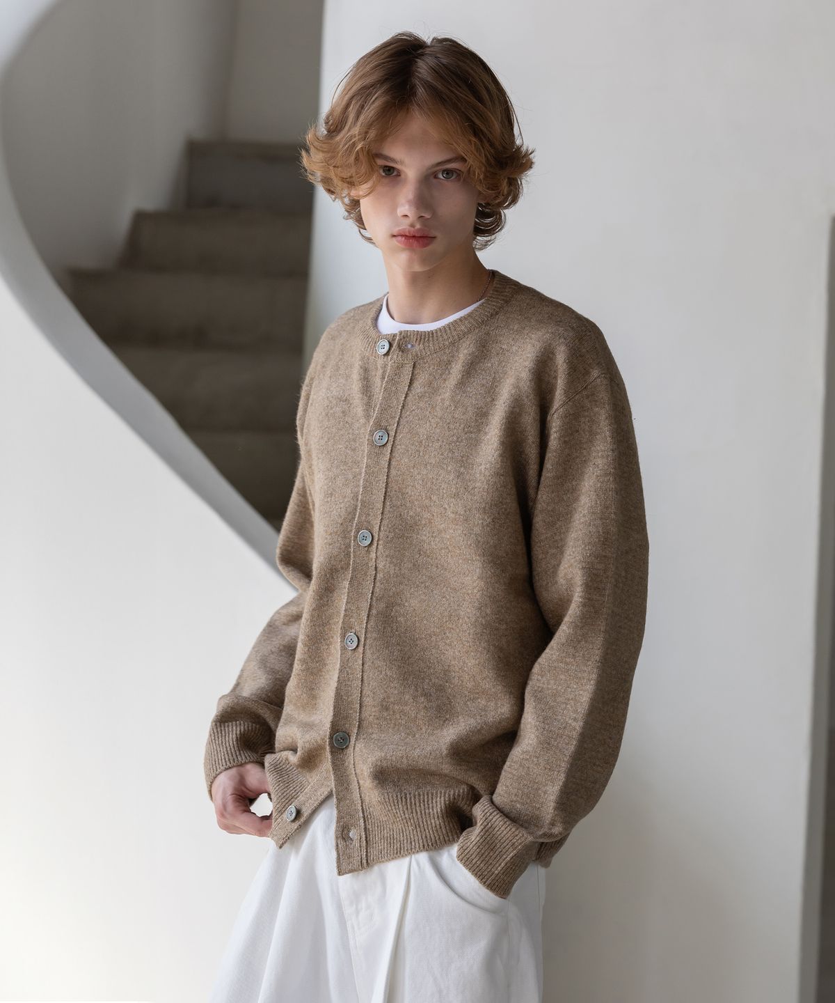 데꼬로소(DECOROSO) 컴포트 라운드넥 가디건 [베이지 브라운]
