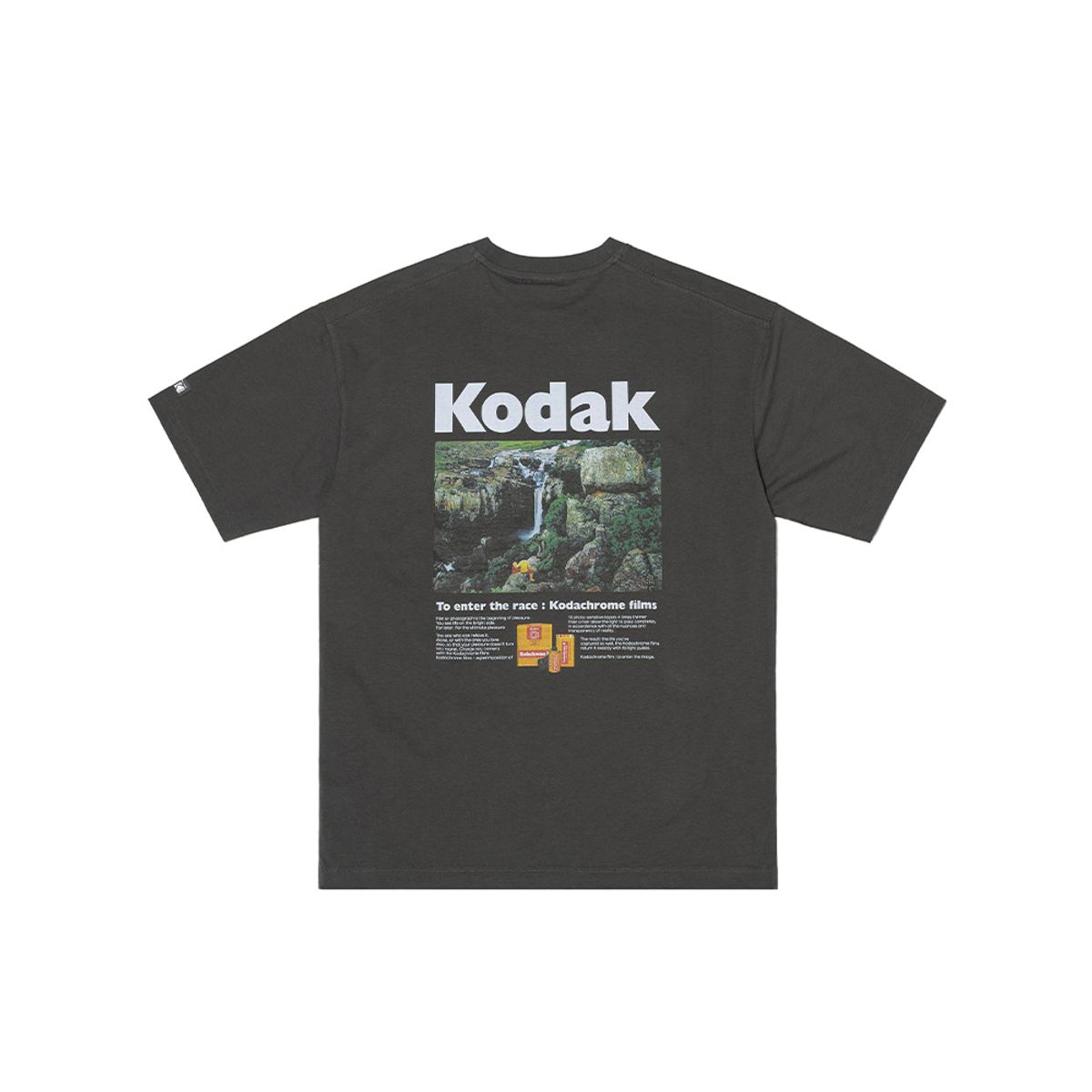 코닥(KODAK) 씨너리 그래픽 반팔티셔츠 CHARCOAL