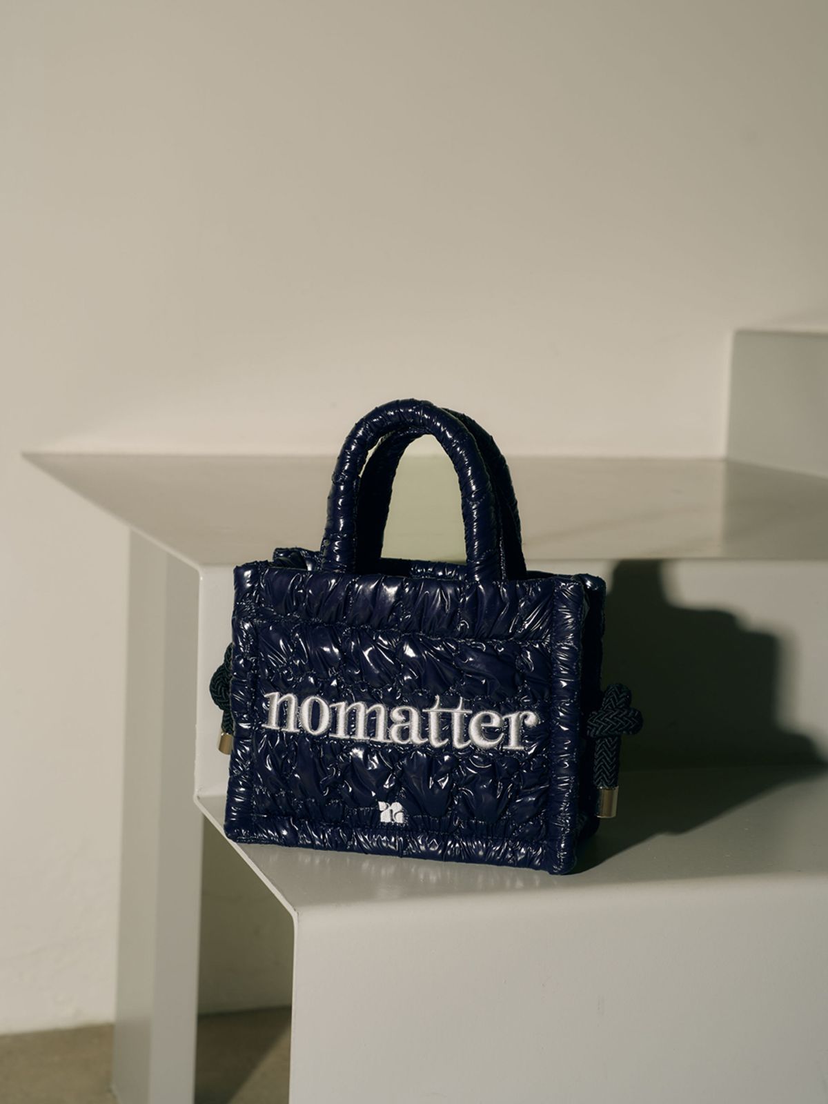 노메터(NOMATTER) 북토트 스몰- 블랙 / 글로시네이비
