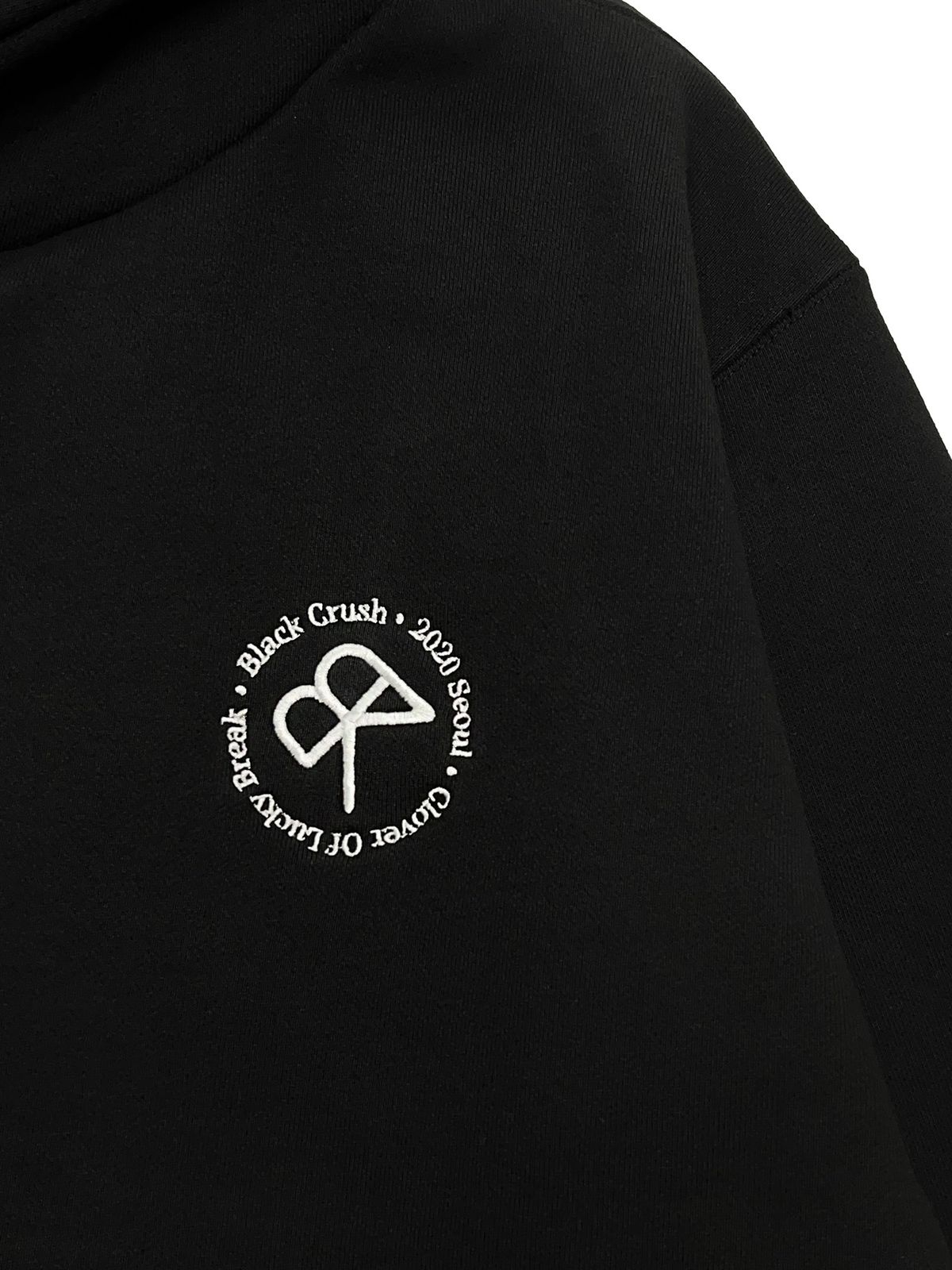 블랙크러쉬(BLACRUSH) [Unisex] Clover Logo Hoodie