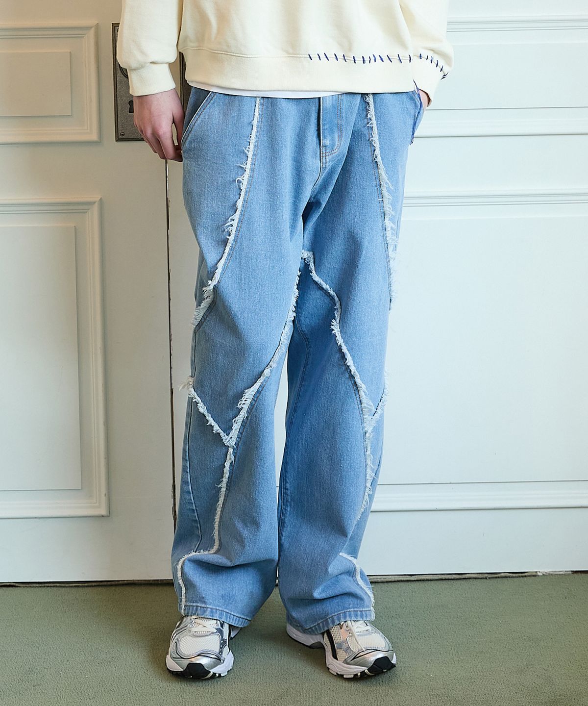 와이케이(WAIKEI) 커팅 라인 데님 팬츠 라이트블루