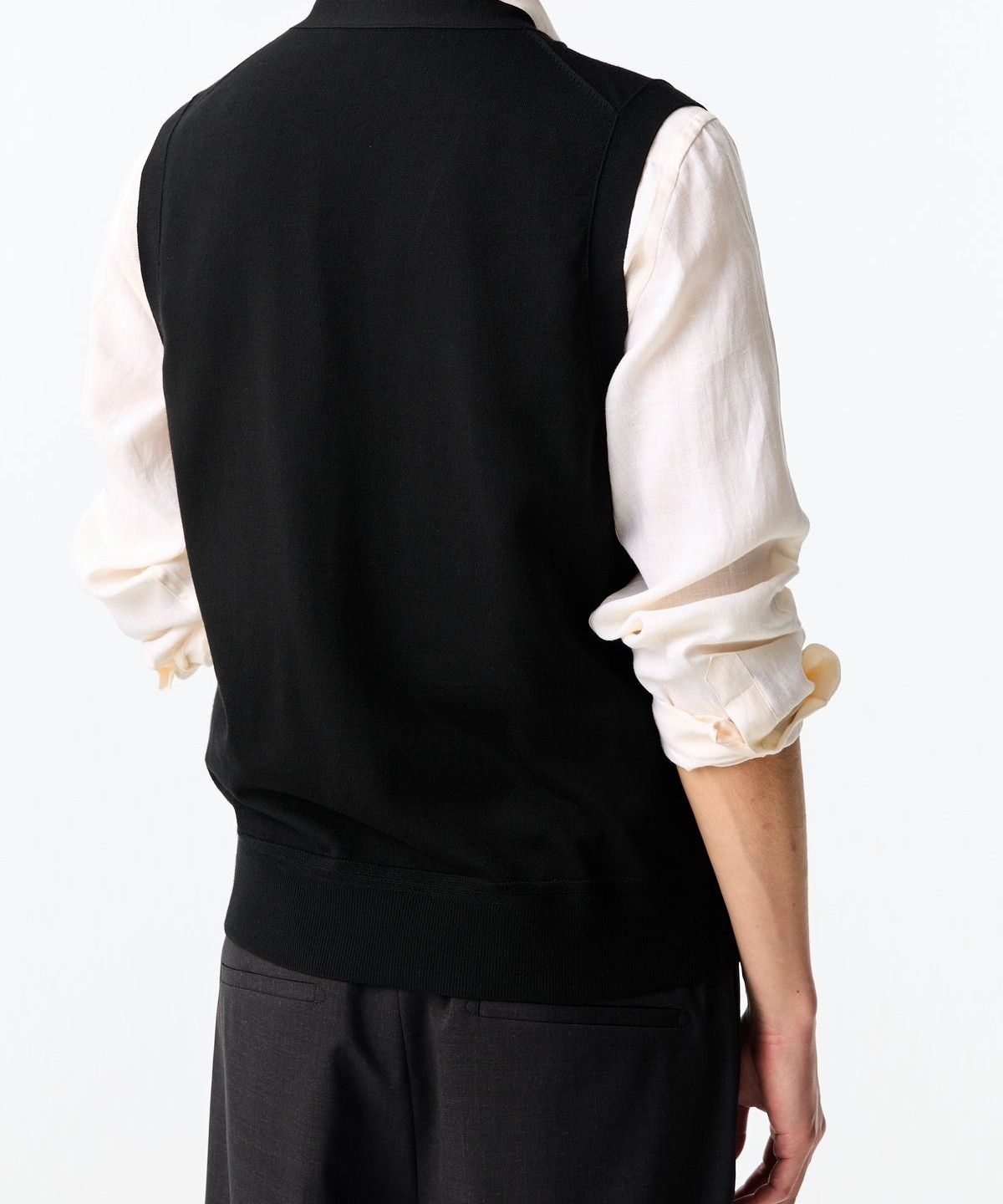 맨온더분(MAN ON THE BOON) [LORO PIANA FABRIC] 니티드 울 브이넥 베스트_블랙 4714113007