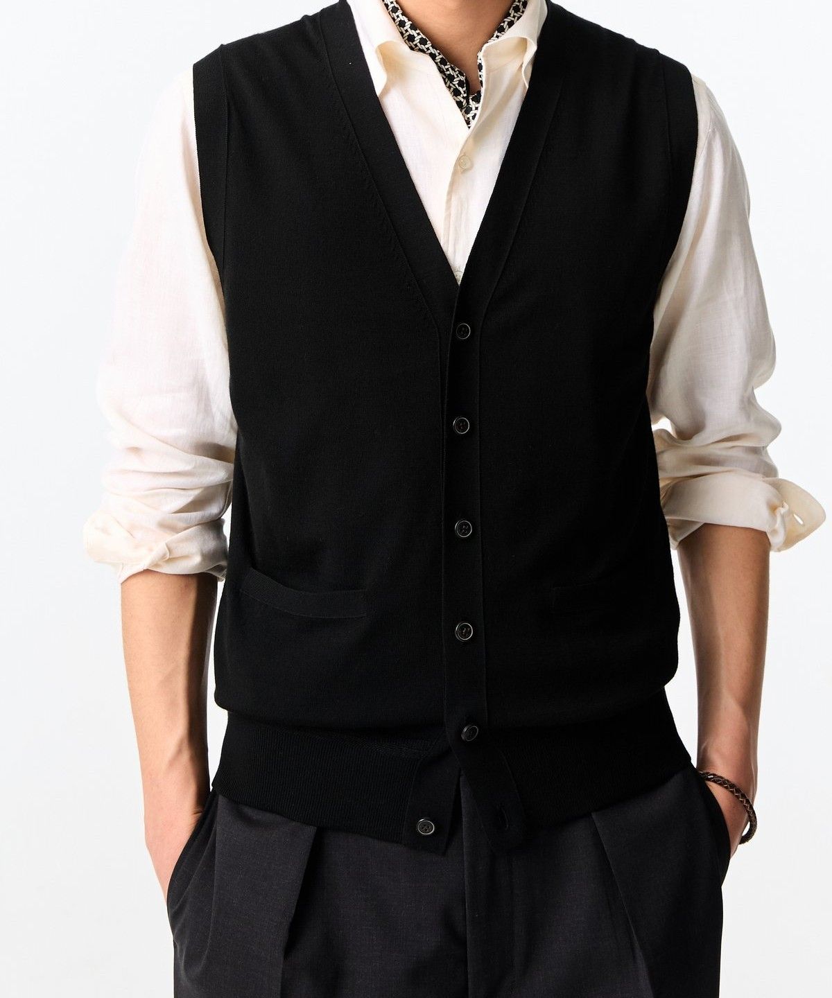 맨온더분(MAN ON THE BOON) [LORO PIANA FABRIC] 니티드 울 브이넥 베스트_블랙 4714113007