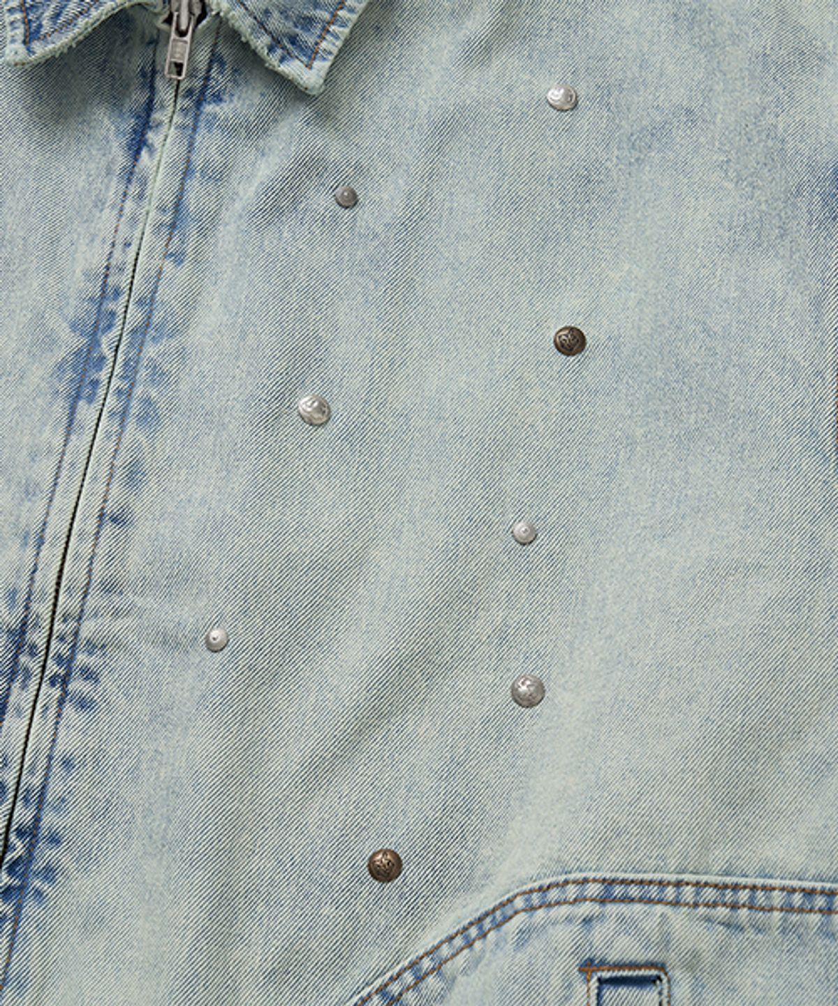 위캔더스(WKNDRS) STUDDED DENIM JACKET (L.DENIM)