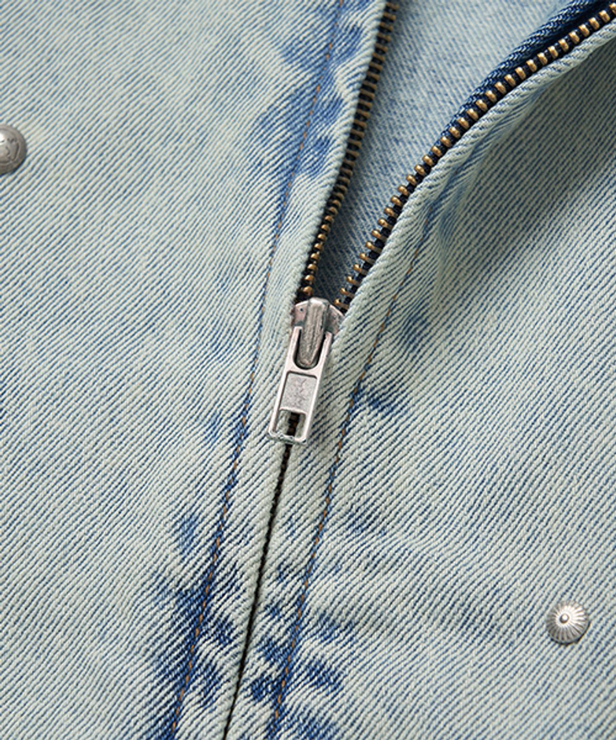 위캔더스(WKNDRS) STUDDED DENIM JACKET (L.DENIM)