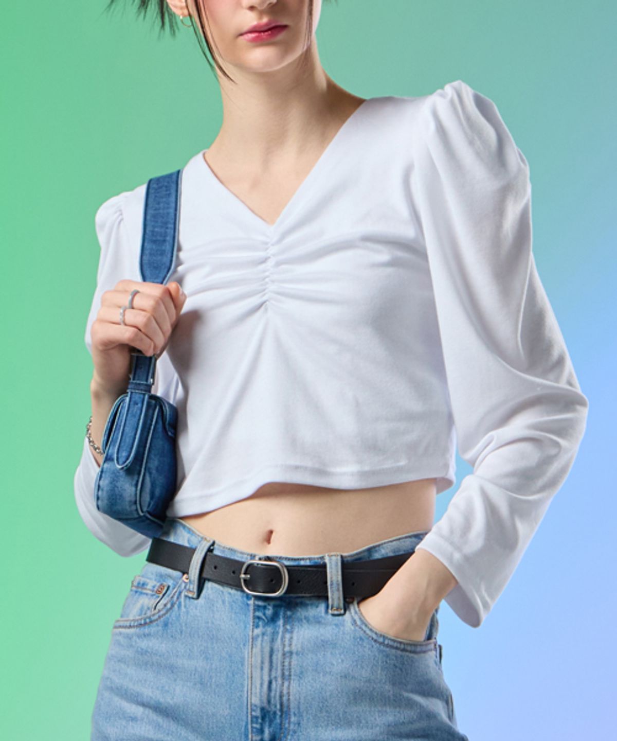 콜릿(KOLEAT) WOMEN 크롭 셔링 소프트 브이넥 긴팔티 롱슬리브 [화이트]