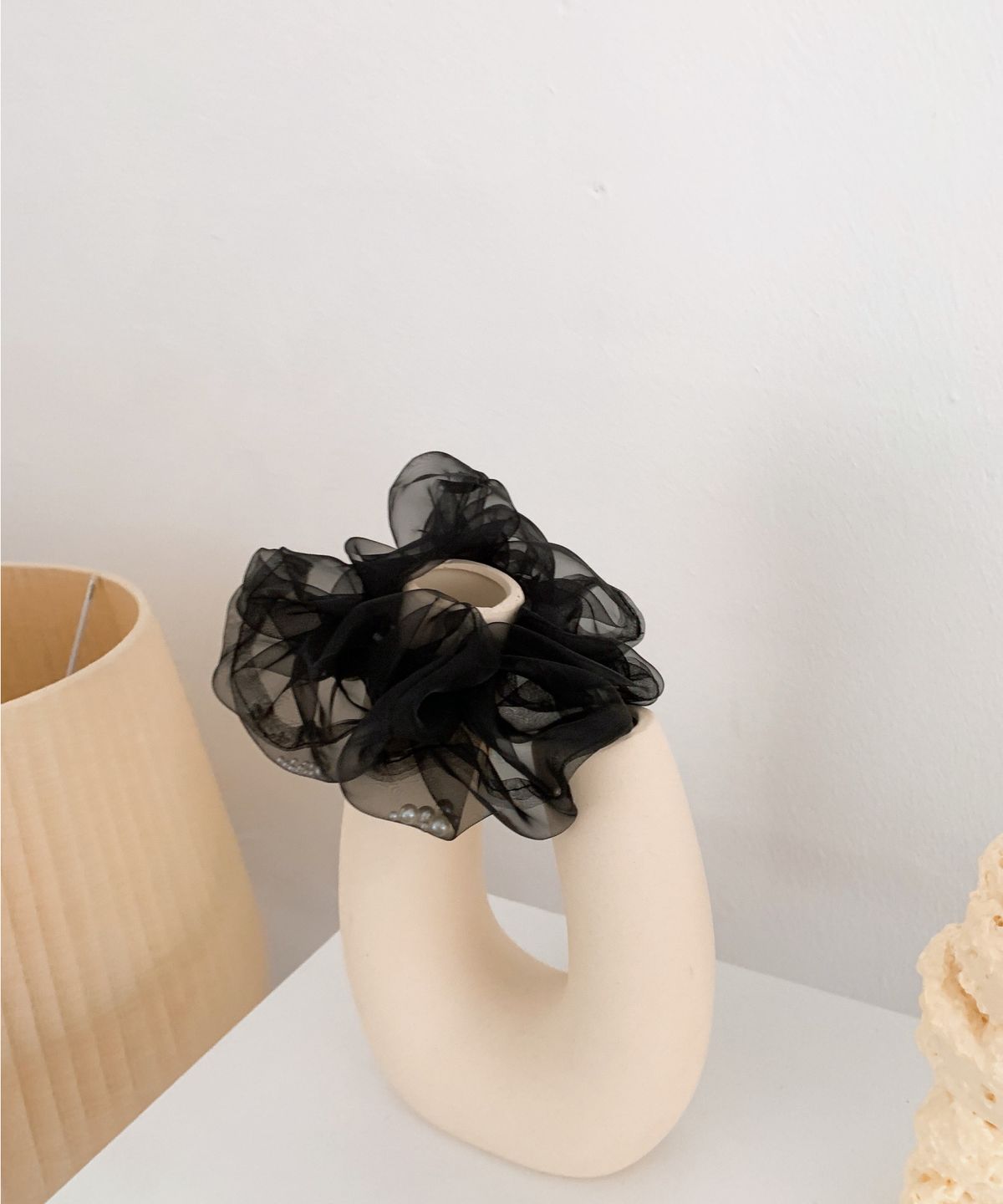 릴리코리(LILYKORI) Black Hair Scrunchie With Pearl