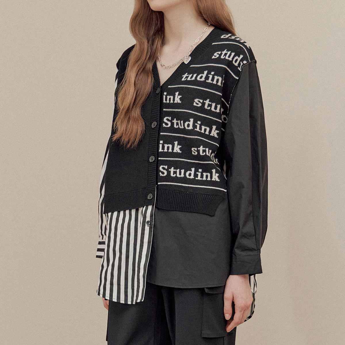 마쟈(MAXZA) 레터링 브이넥 니트 베스트 레이어드 셔츠