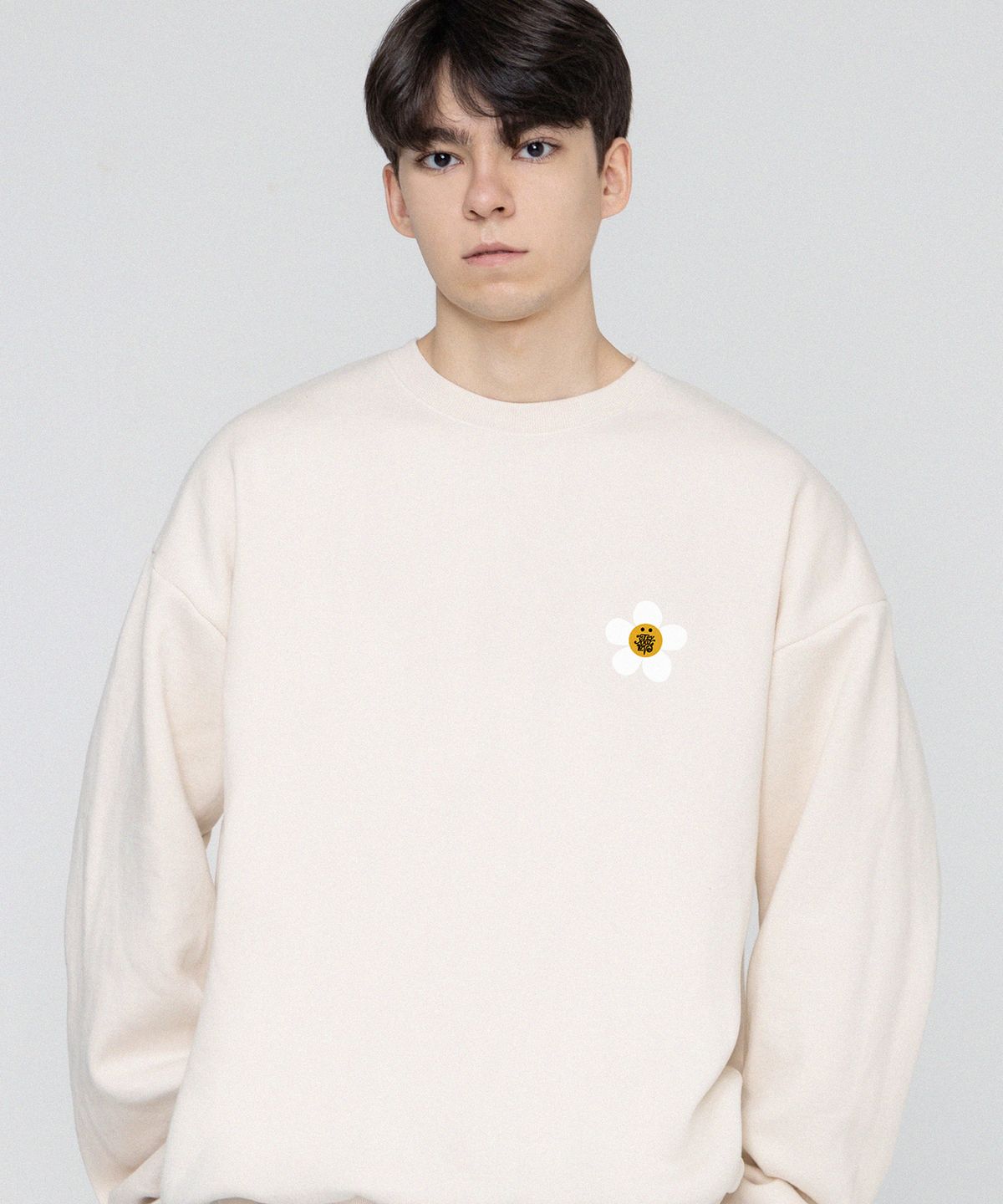 그레이버(GRAVER) [UNISEX]TYL 화이트 플라워 스마일 로고 맨투맨_크림