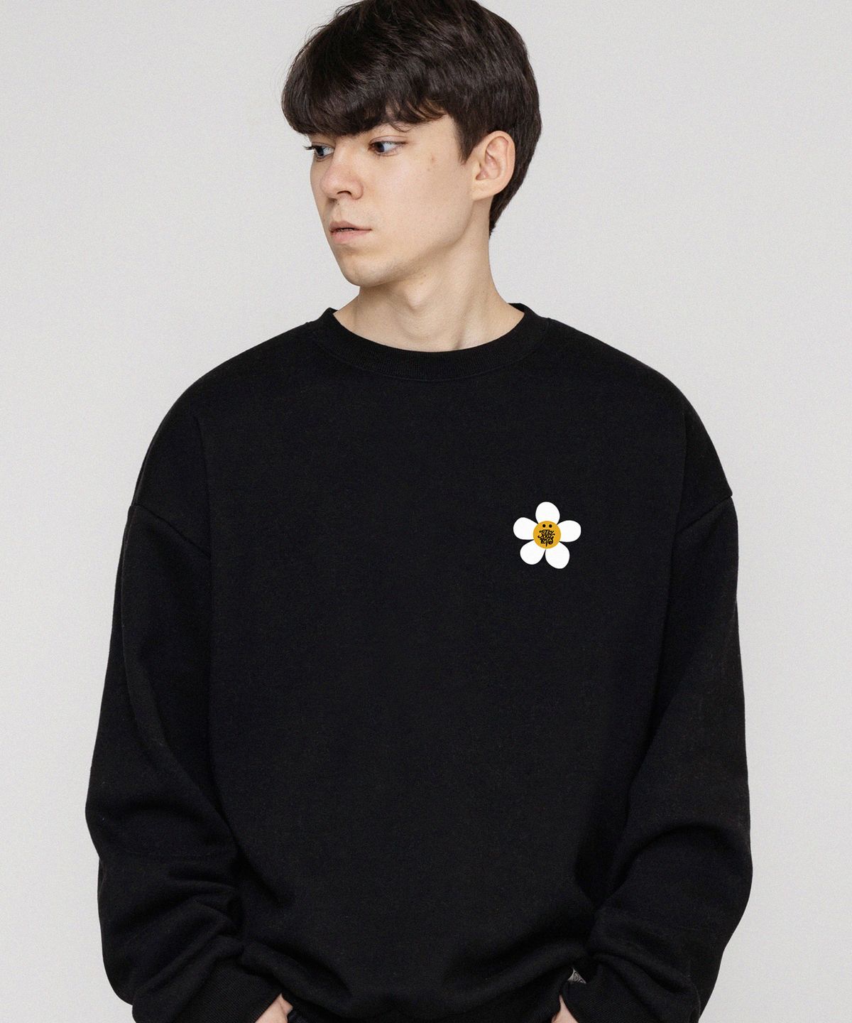 그레이버(GRAVER) [UNISEX]TYL 화이트 플라워 스마일 로고 맨투맨_블랙