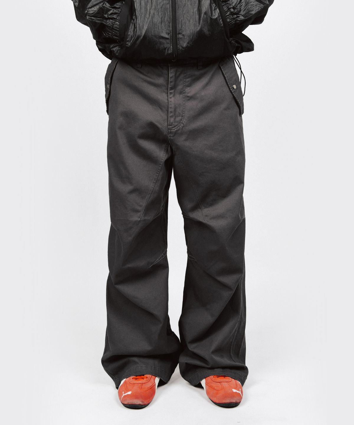 피지컬 디파트먼트(PHYSICAL DEPARTMENT) STITCH DART PANTS CHARCOAL