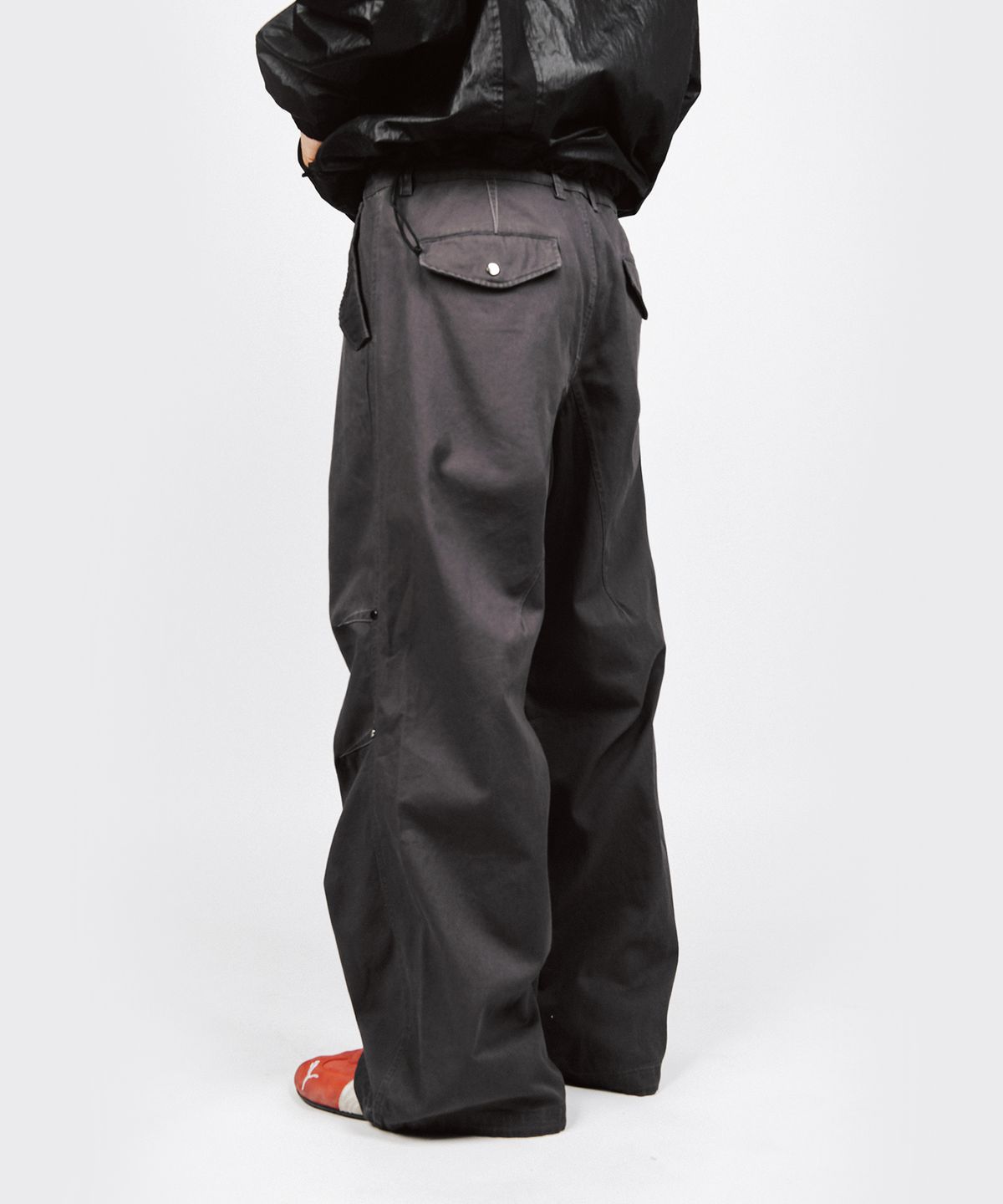 피지컬 디파트먼트(PHYSICAL DEPARTMENT) STITCH DART PANTS CHARCOAL