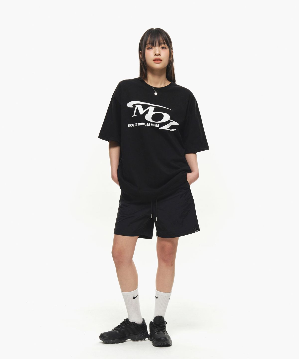 모즈모즈(MOZMOZ) 액티브 로고 오버핏 반팔티셔츠 블랙