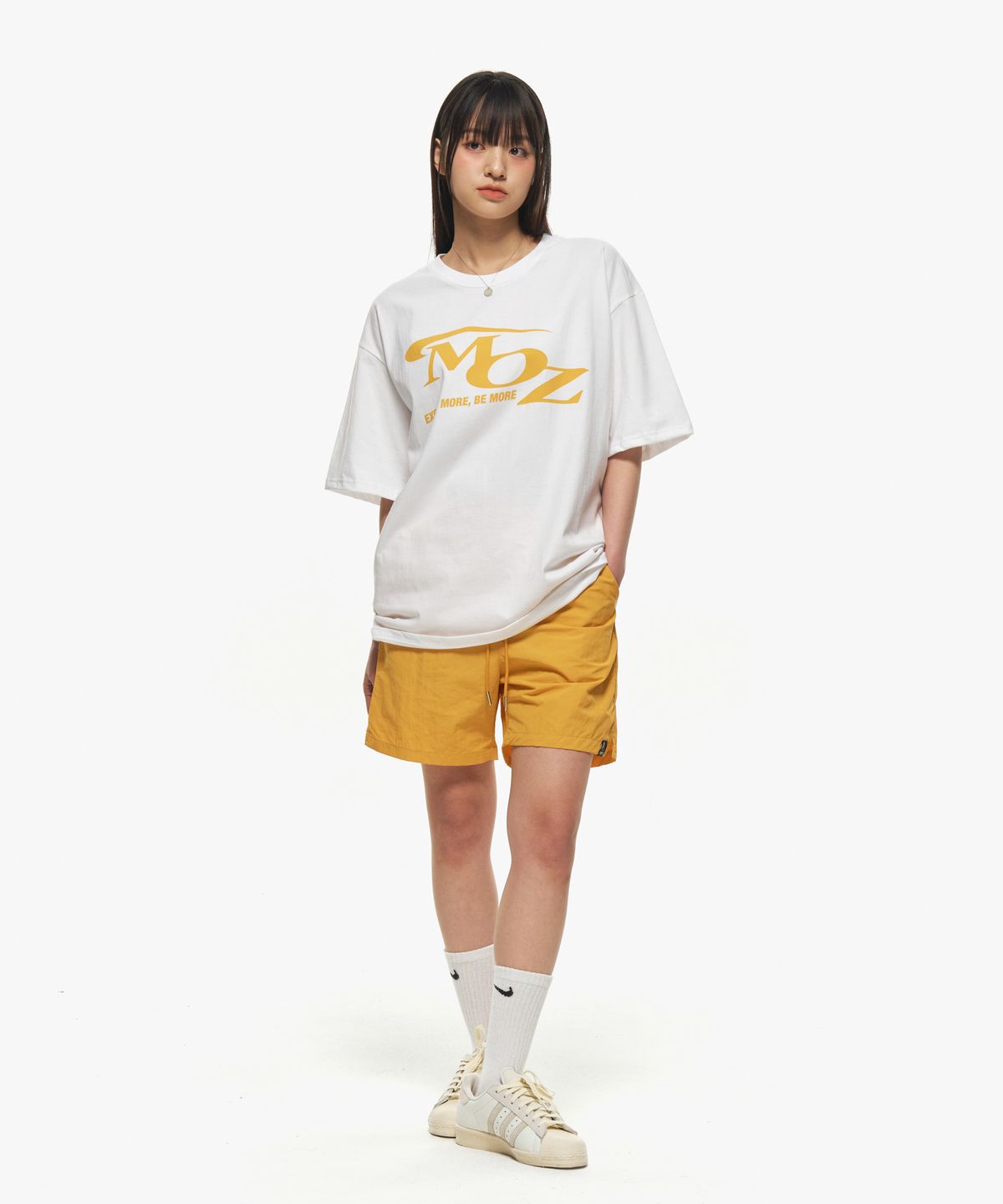 모즈모즈(MOZMOZ) 액티브 로고 오버핏 반팔티셔츠 화이트