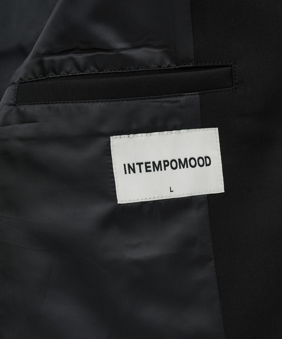 인템포무드(INTEMPOMOOD) 플리츠 포켓 디테일 재킷_블랙