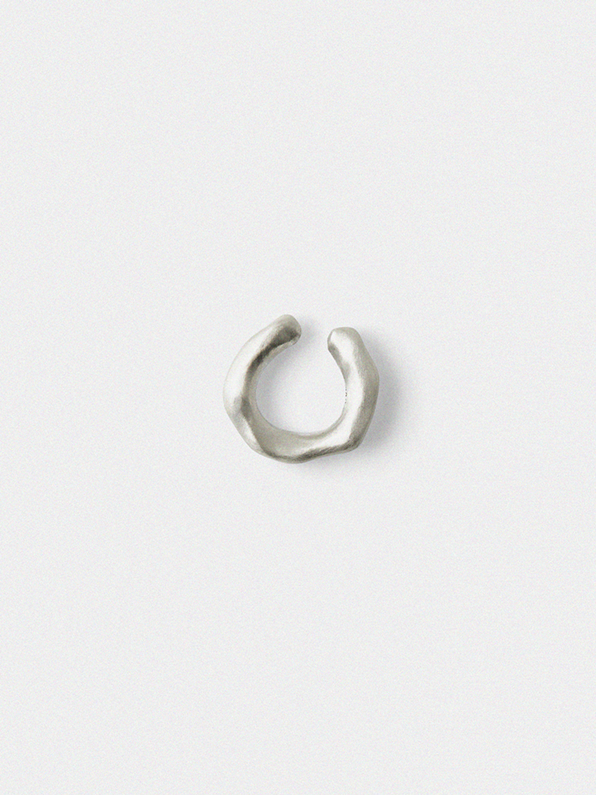 도우하브(DOUHAB) Bumpy simple ear cuff_Matt silver