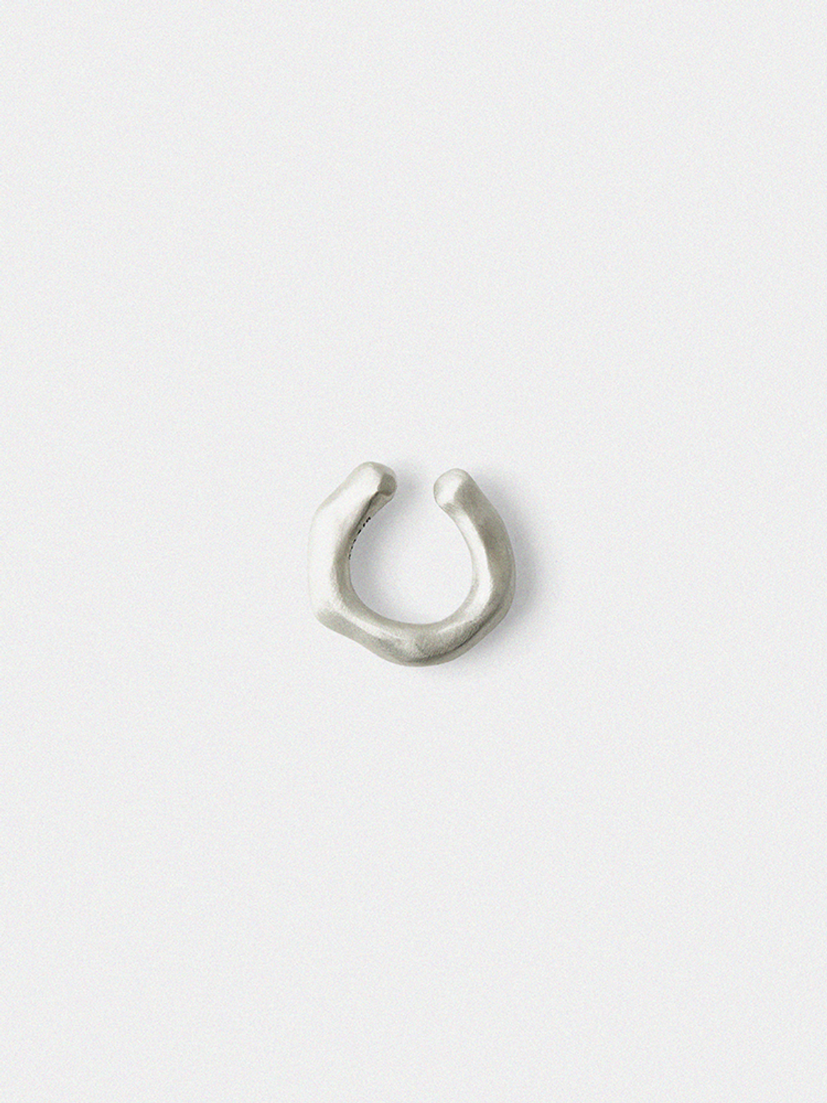 도우하브(DOUHAB) Bumpy simple ear cuff_Matt silver