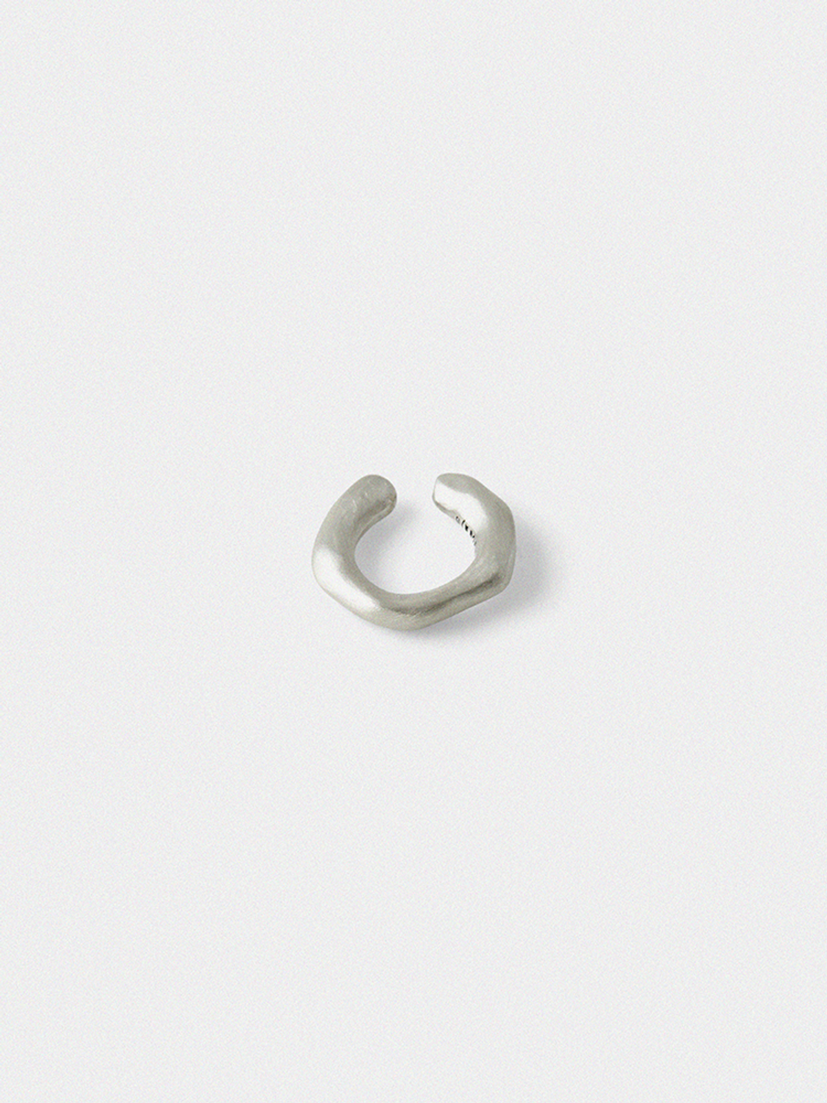 도우하브(DOUHAB) Bumpy simple ear cuff_Matt silver