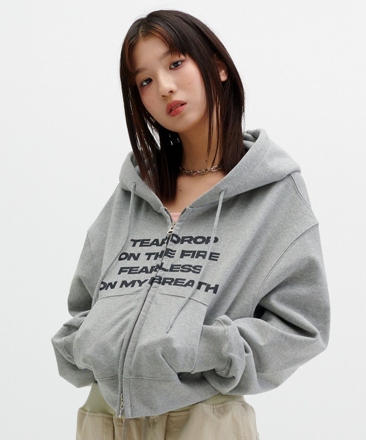 러닝하이(RUNNINGHIGH) 레터링 크롭 집업 후디 [그레이]