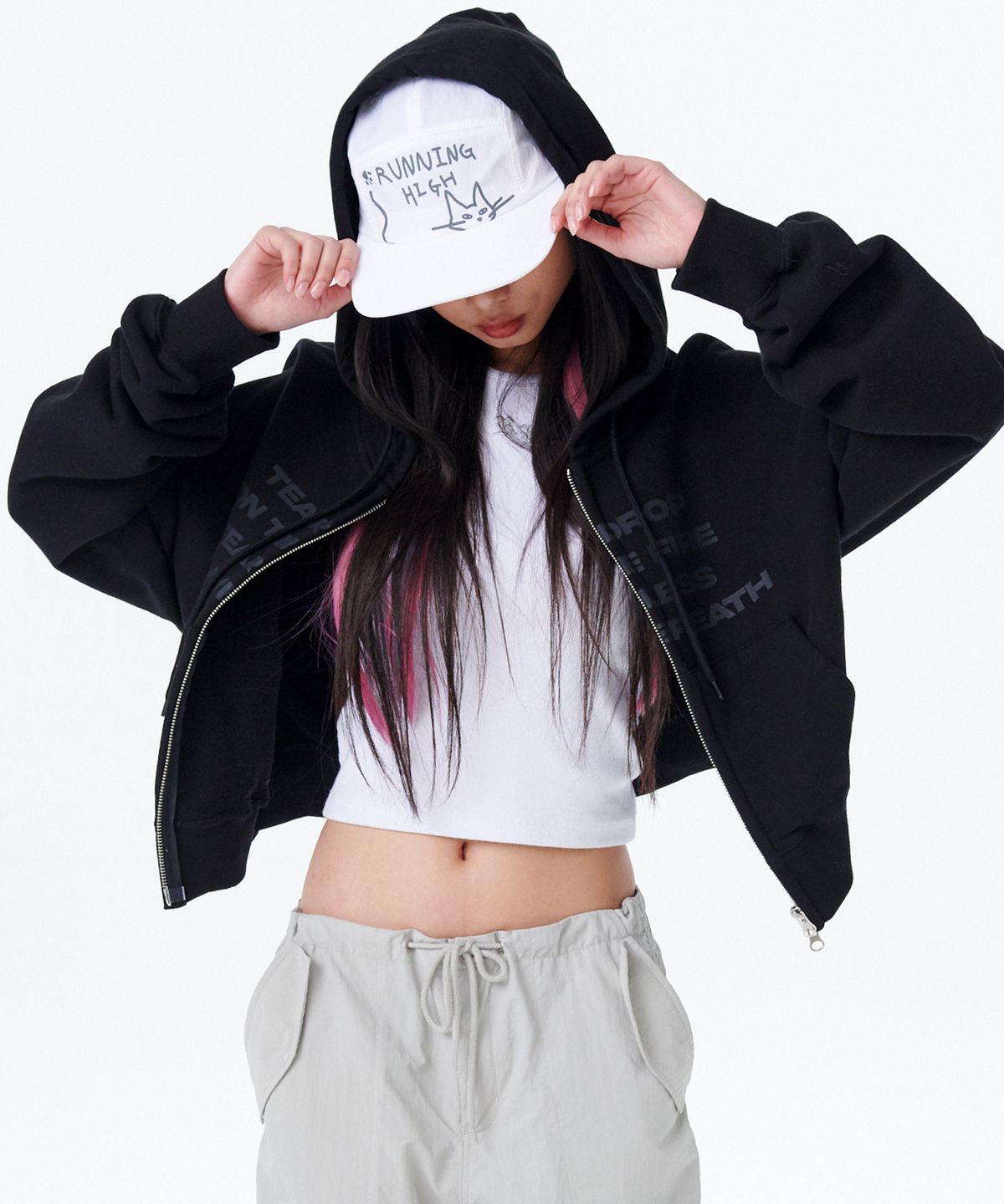 러닝하이(RUNNINGHIGH) 레터링 크롭 집업 후디 [블랙]