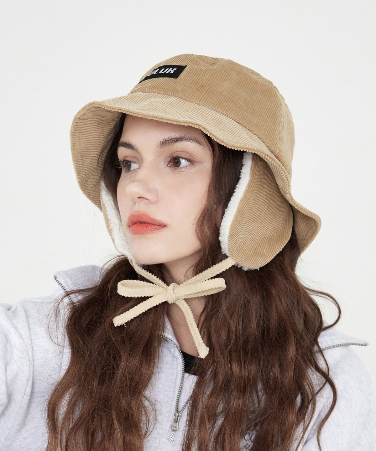 유룩(ULUK) 에션셜 라벨 코듀로이 양털 이어머프 버킷햇_Beige