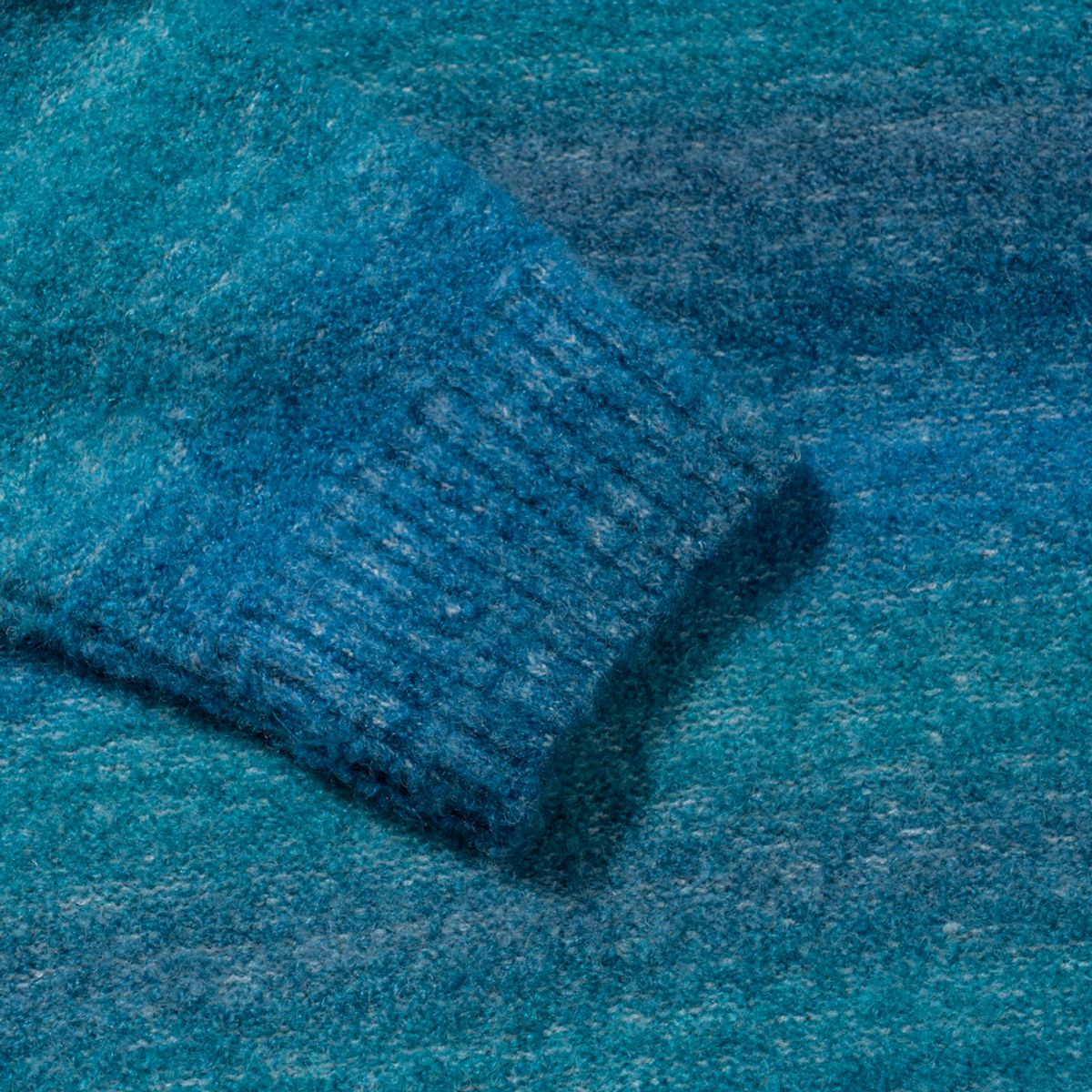 엑스트라오디너리(EXTRAORDINARY) GRADATION SWEATER  BLUE