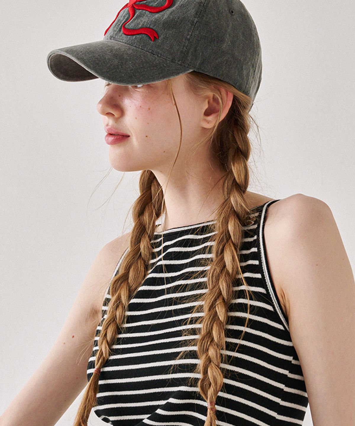 론론(RONRON) HEART RIBBON BALL CAP CHARCOAL