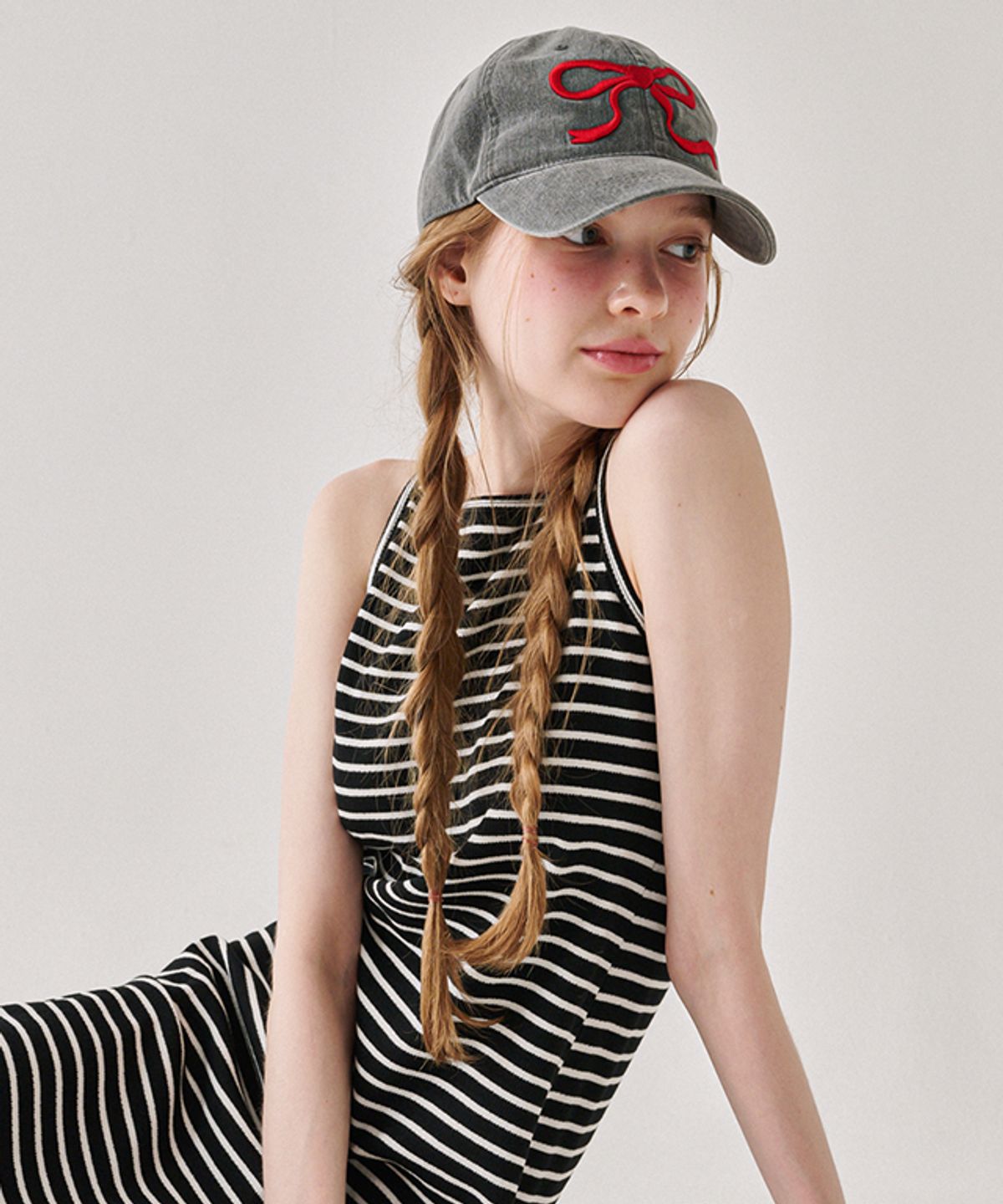론론(RONRON) HEART RIBBON BALL CAP CHARCOAL