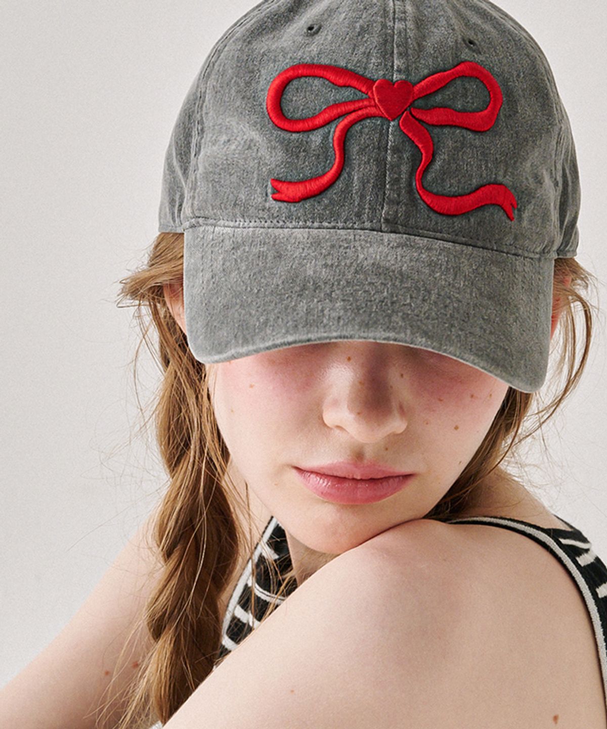 론론(RONRON) HEART RIBBON BALL CAP CHARCOAL