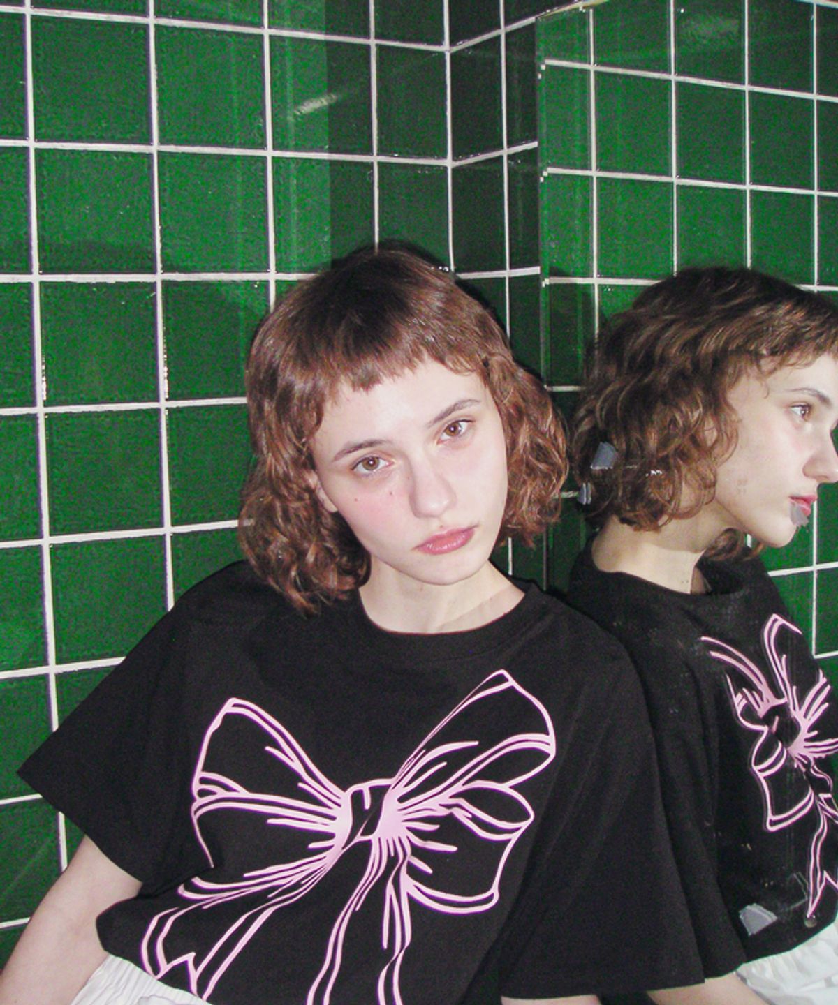 론론(RONRON) BIG RIBBON LINE T SHIRT BLACK PINK